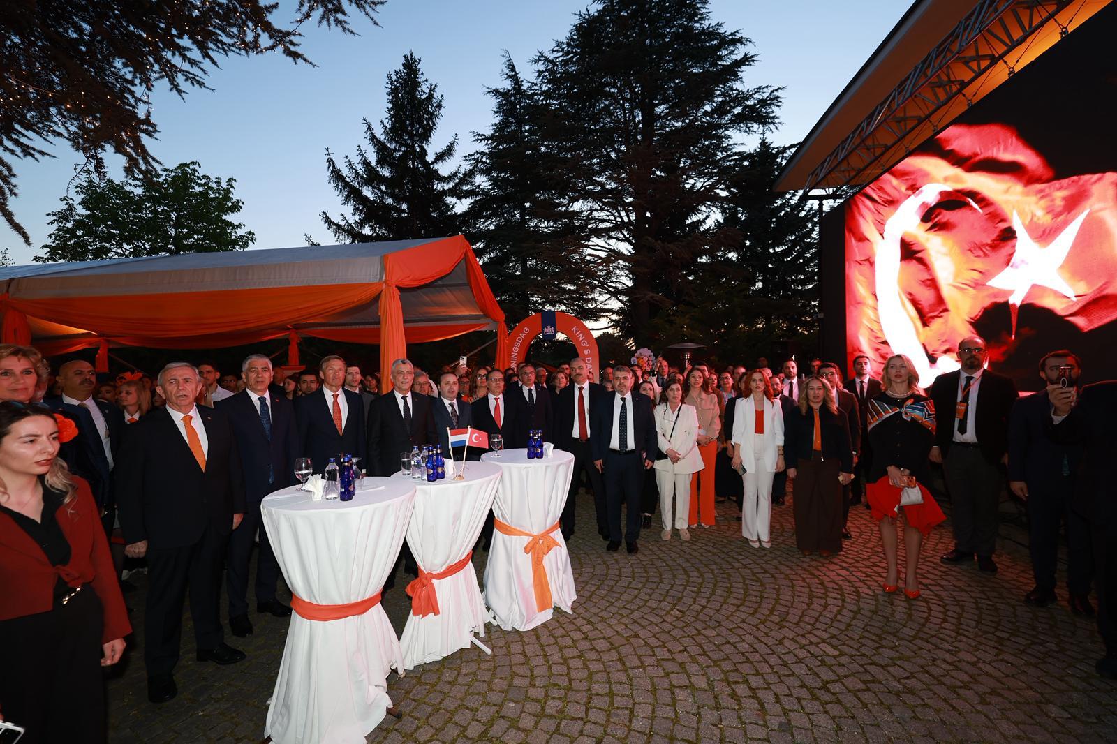 Bakan Ömer Bolat resepsiyon katılımcılarıyla