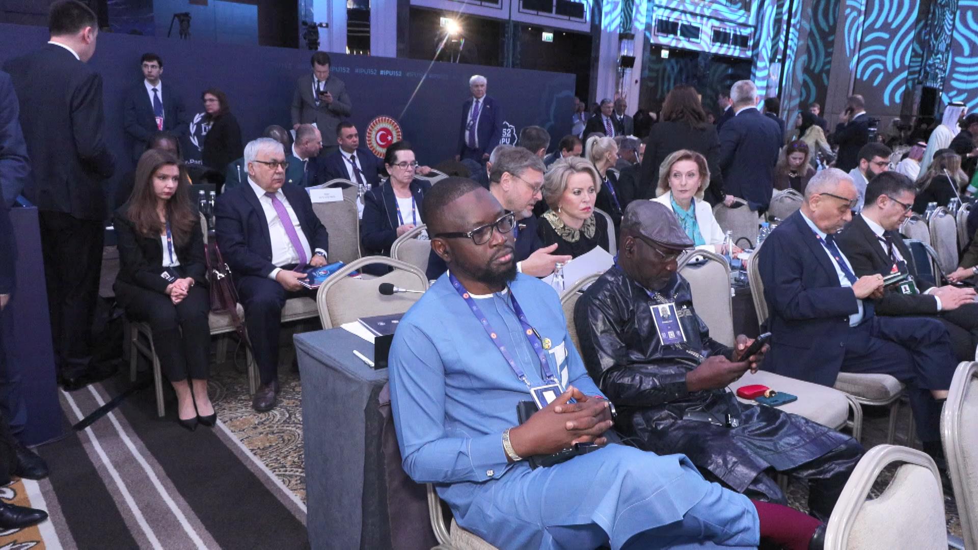 Numan Kurtulmuş konuşmasını yaparken