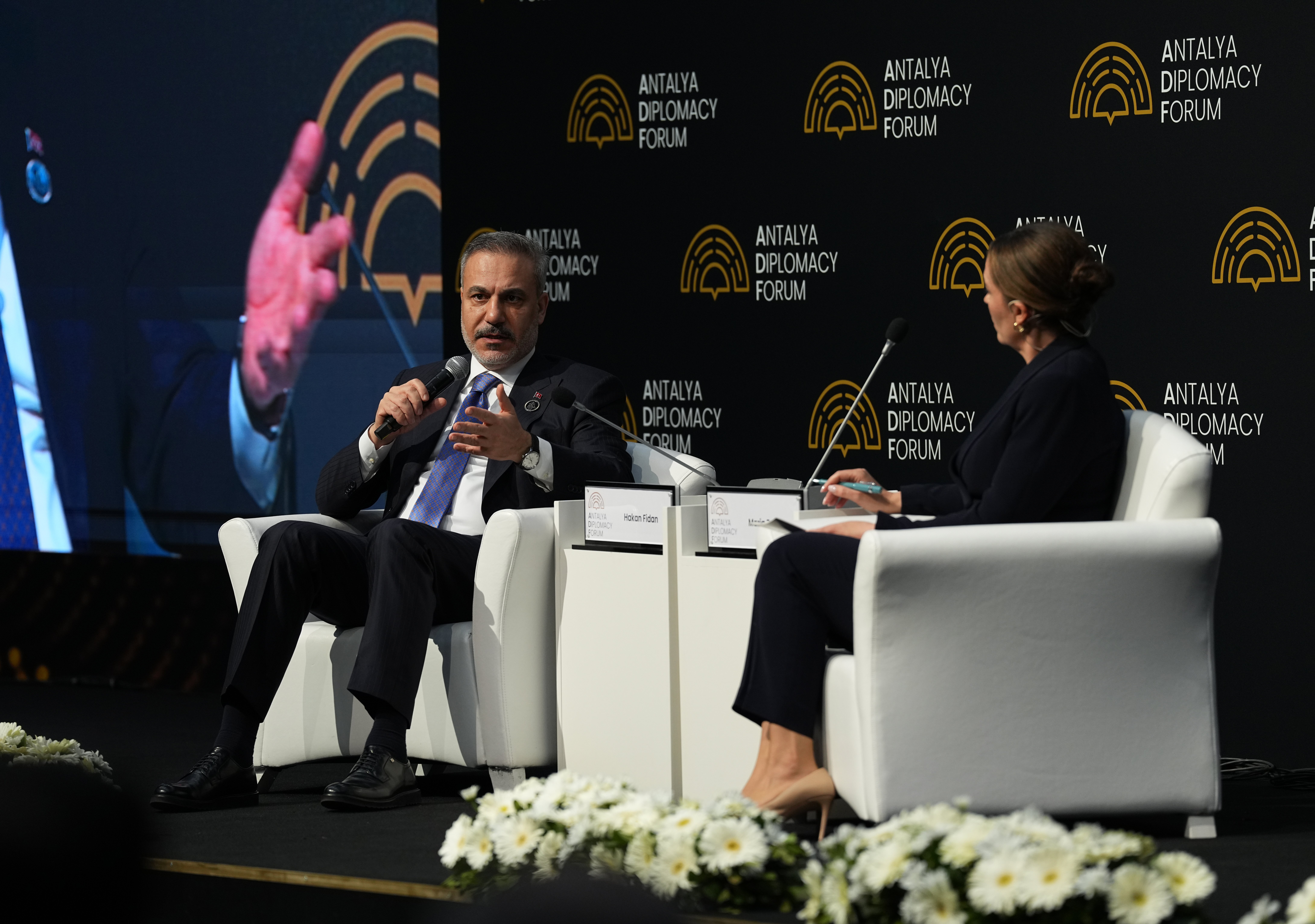 ADF 2026 katılımcıları dinliyor
