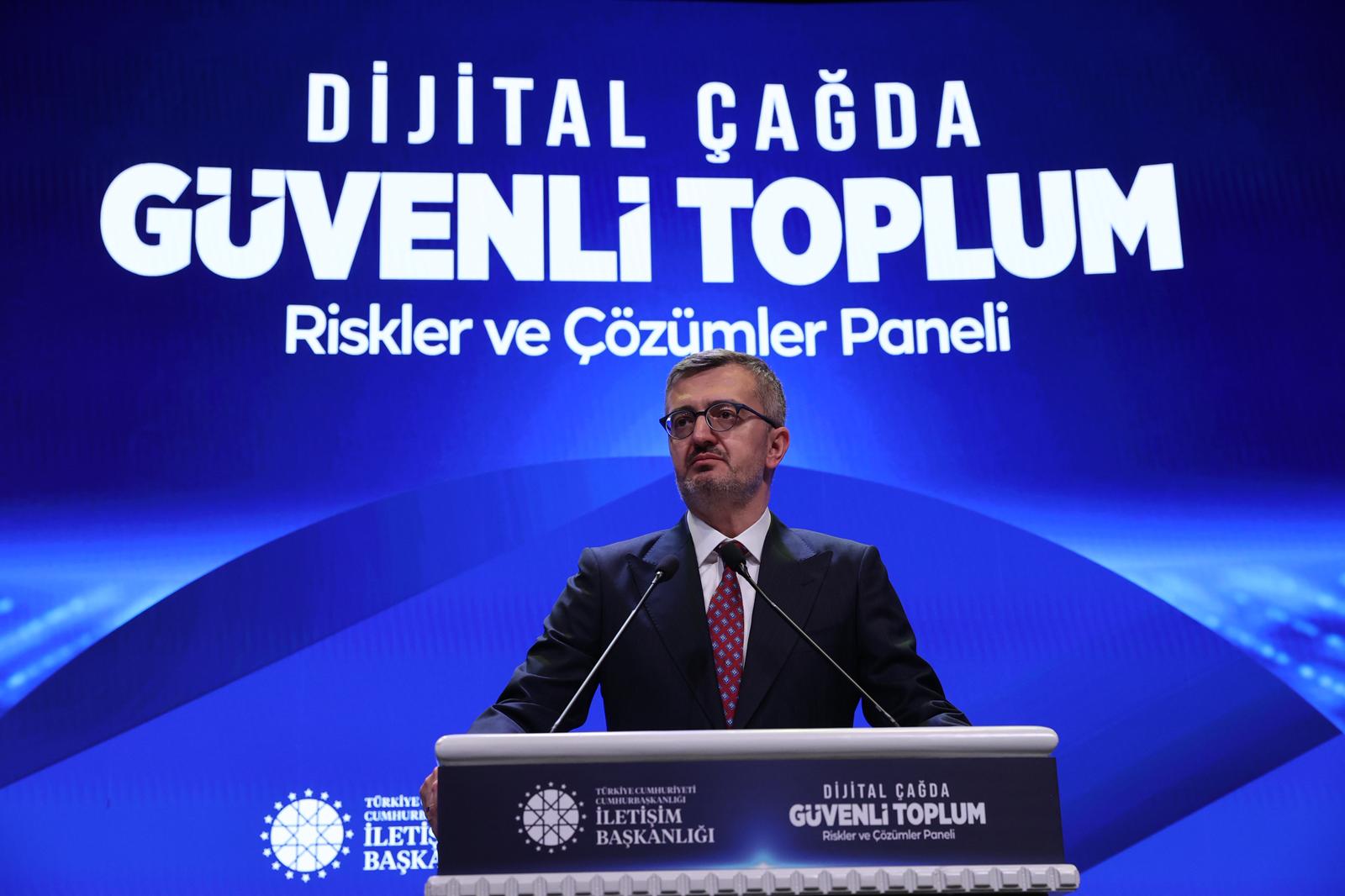 İletişim Başkanı Burhanettin Duran panelde konuşuyor