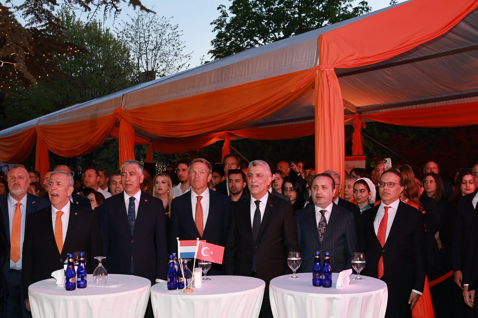 Bakan Bolat ve Hollanda Büyükelçisi resepsiyonda