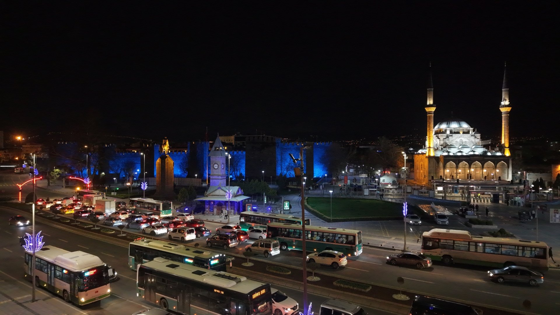 Kayseri Saat Kulesi mavi ışıkla aydınlatıldı