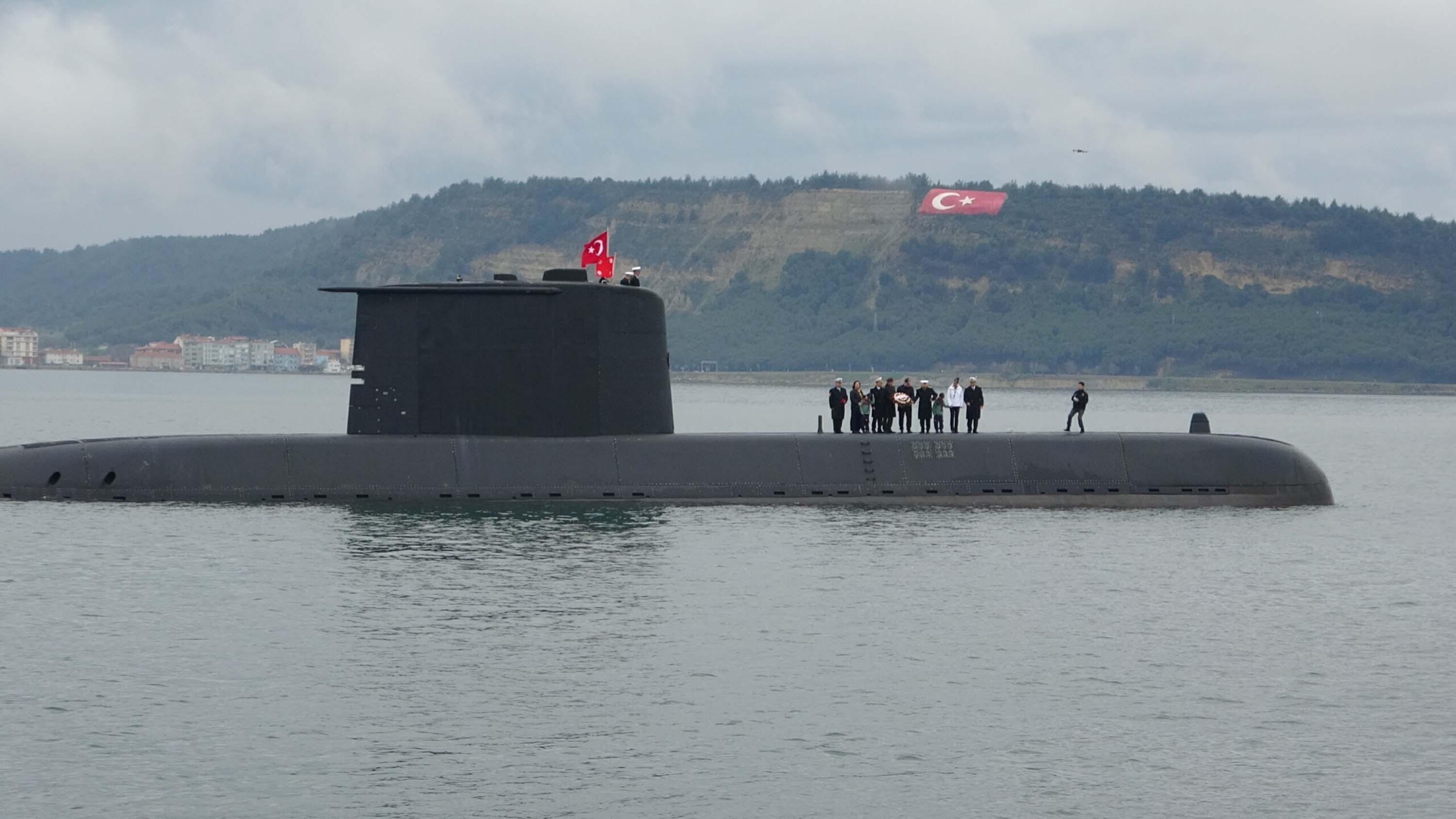 TCG Dumlupınar anma töreni denize çelenk bırakma