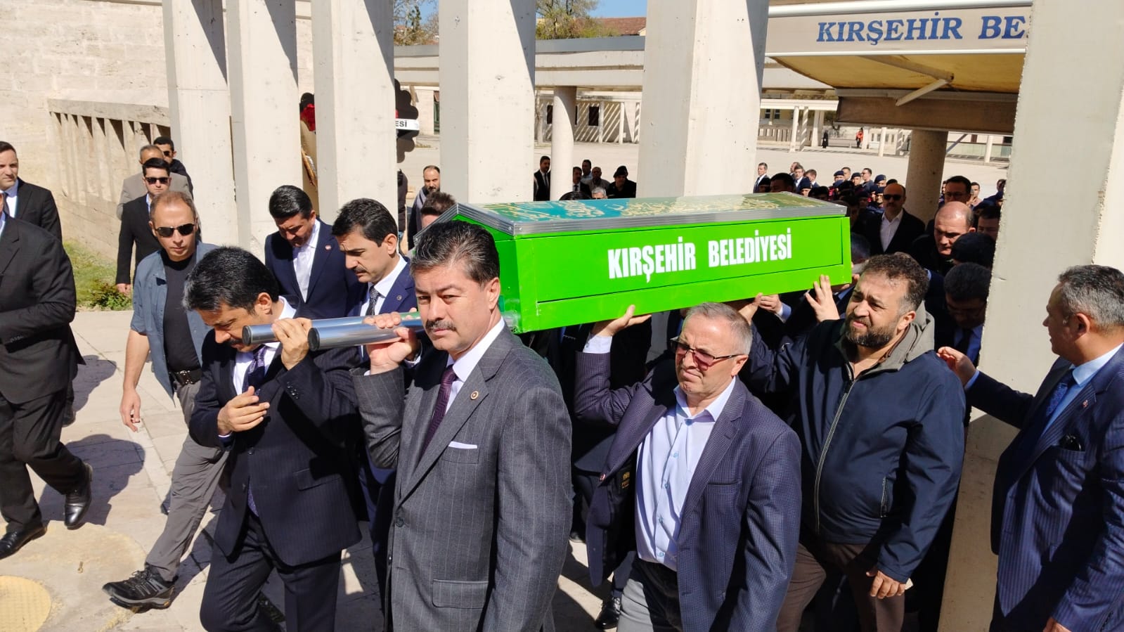 Cenazeye katılan protokol