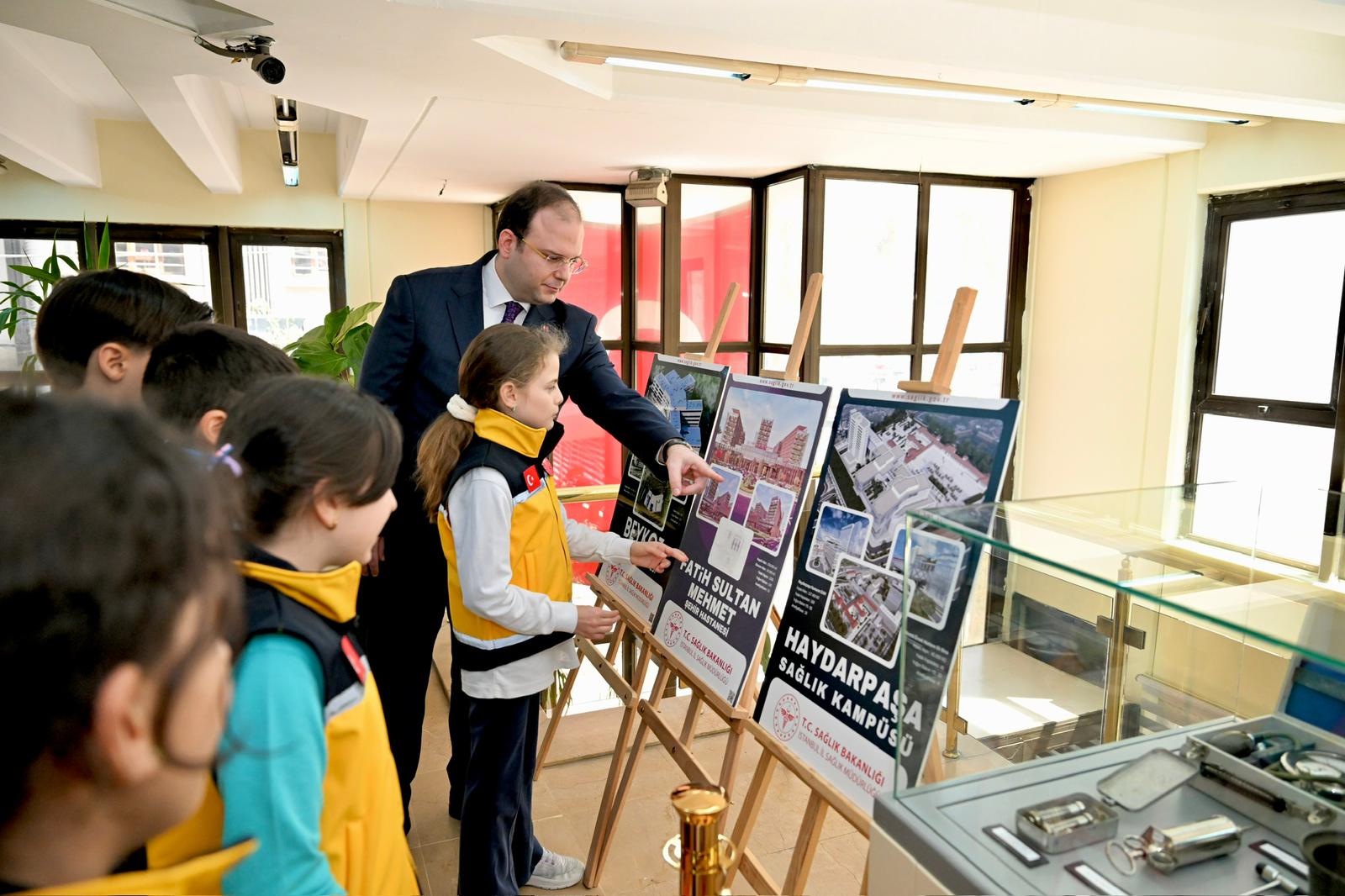 İl Sağlık Müdürü öğrencilerle