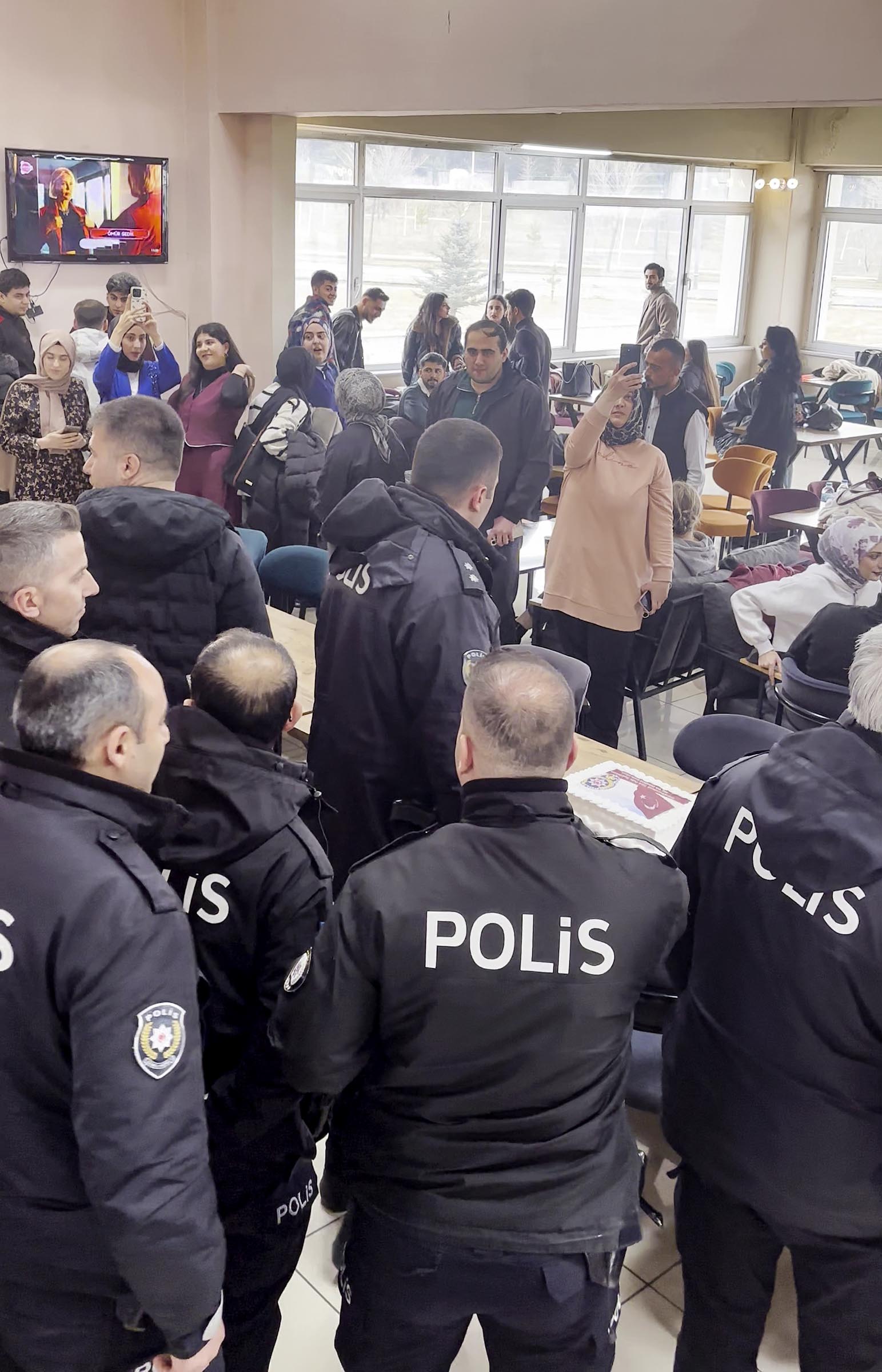 Öğrenciler ve polisler birlikte