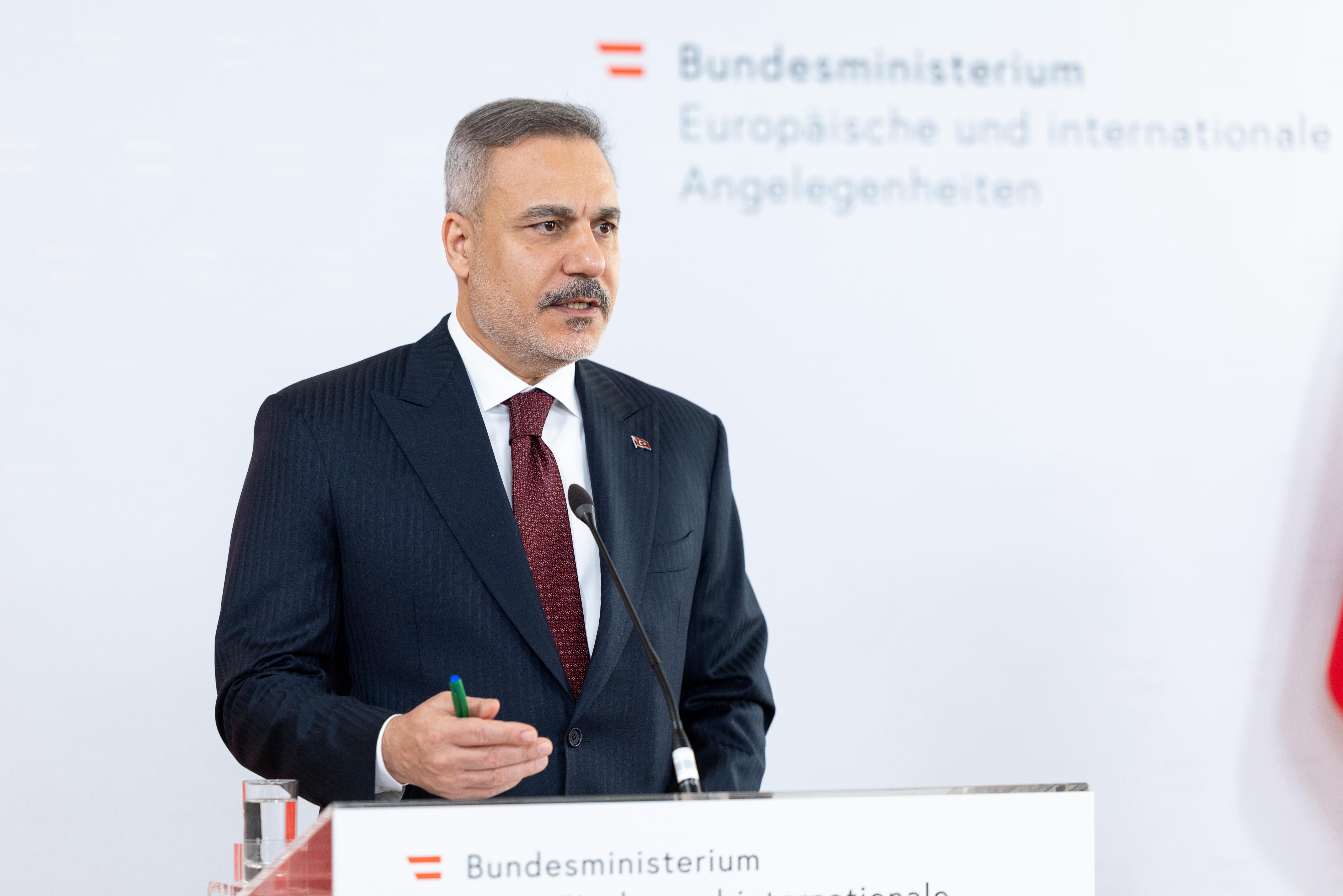 Hakan Fidan açıklamalarda bulunuyor.