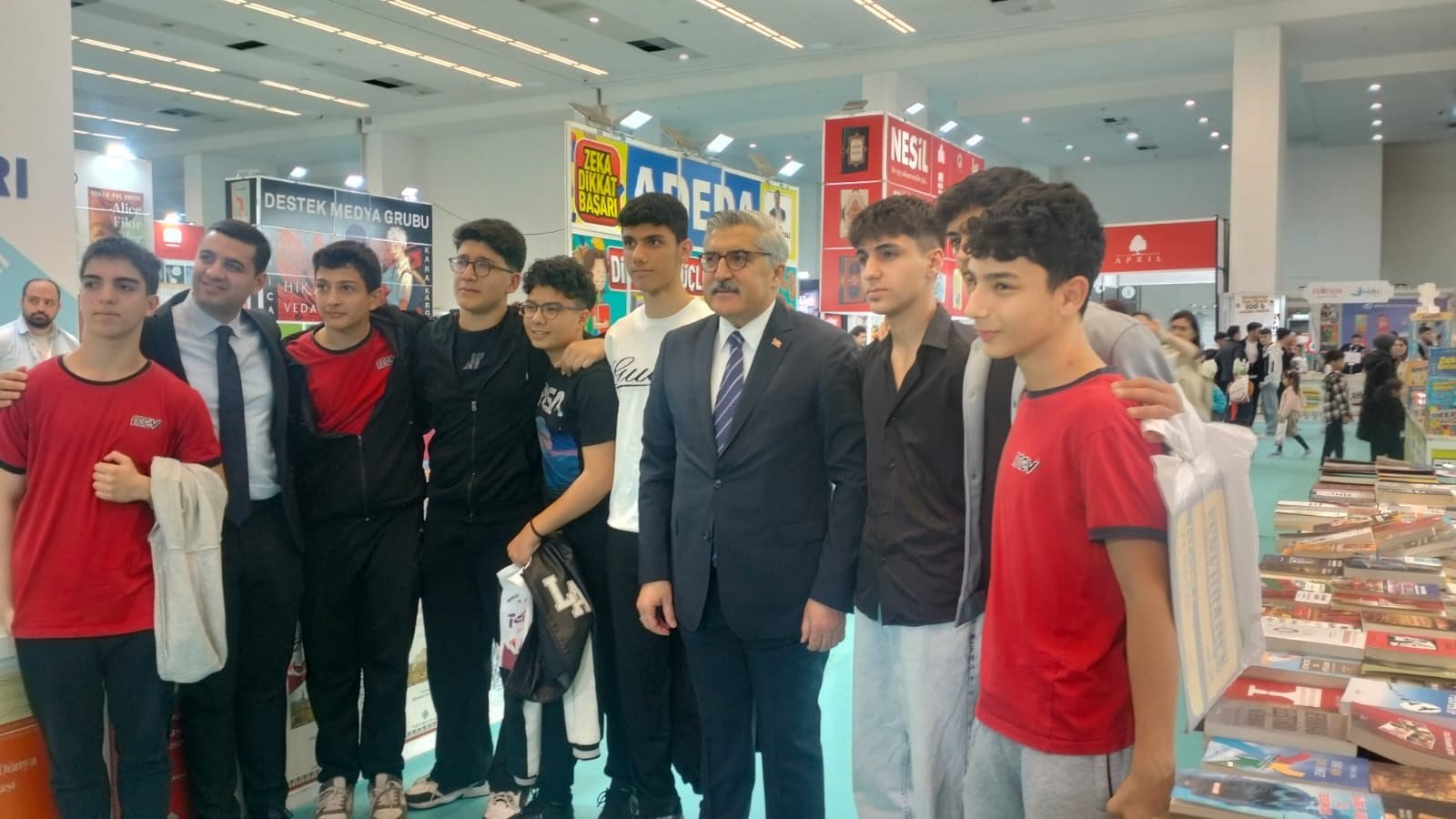 Hüseyin Yayman kitap fuarında incelemelerde bulunuyor