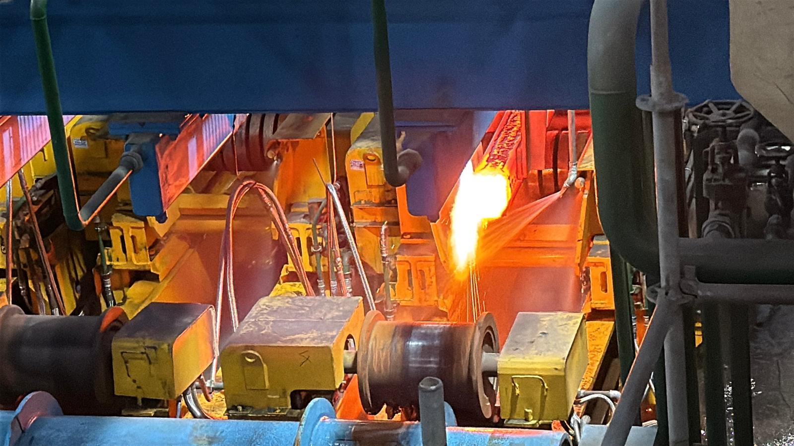 Bakan Bayraktar açılış kurdelesini kesiyor