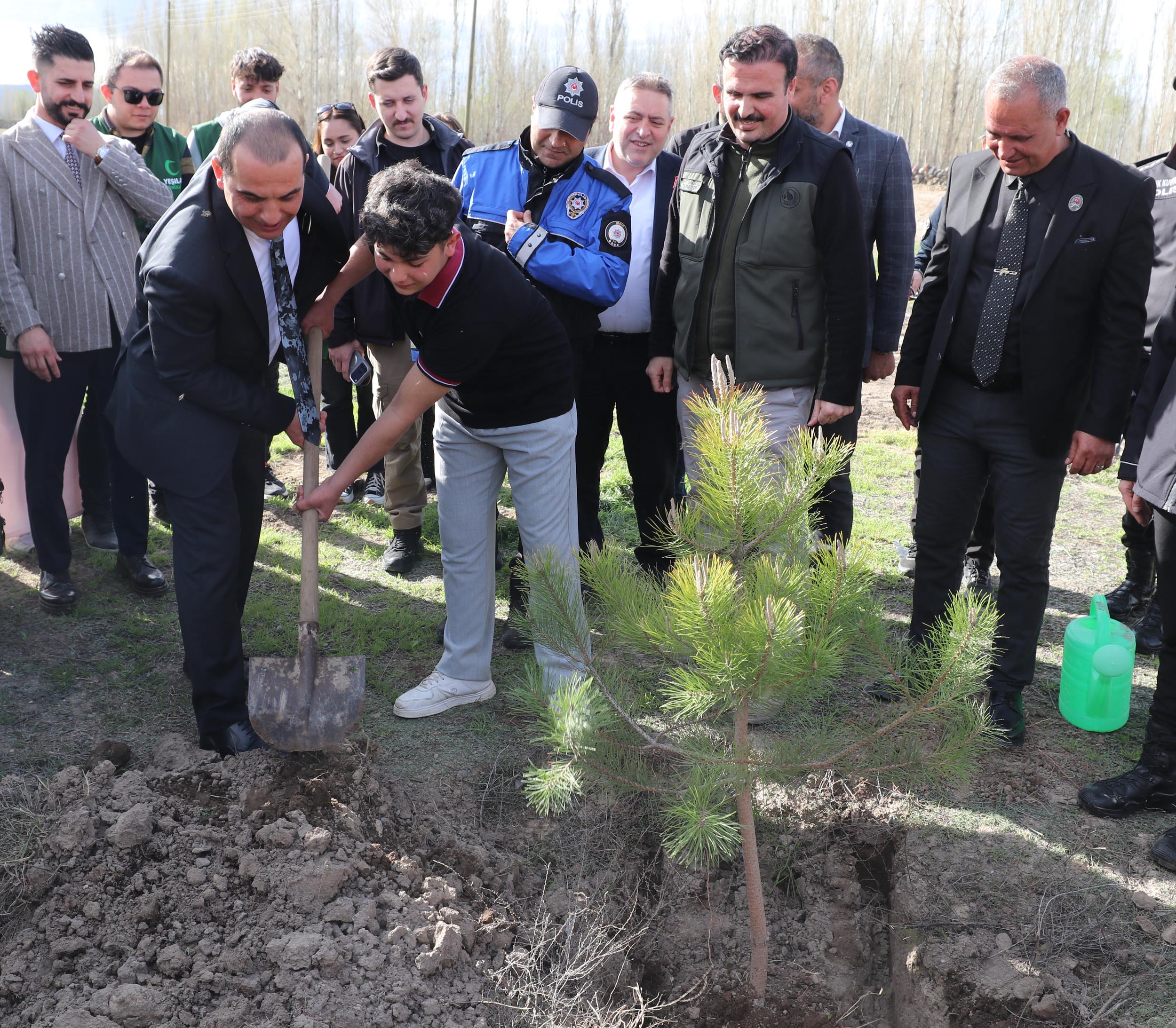Hatıra ormanında fidan dikim etkinliği