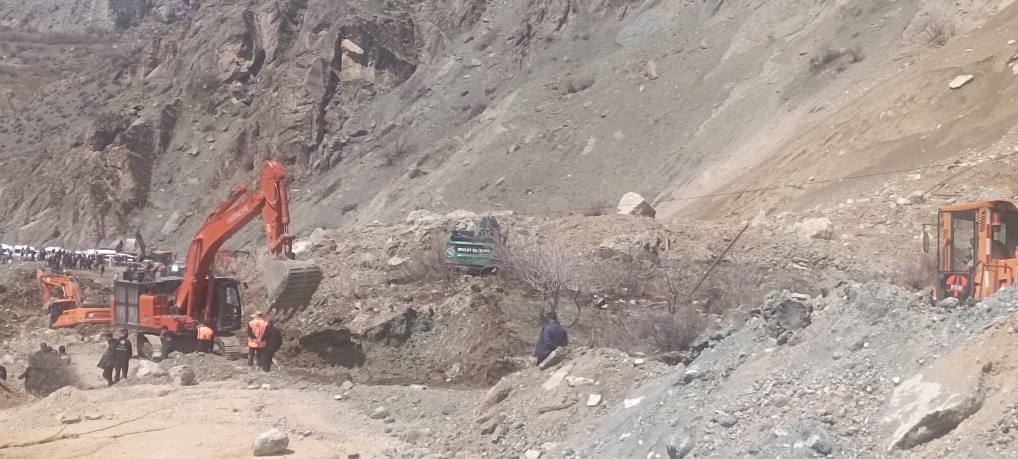 Hakkari heyelan sonrası yol çalışması