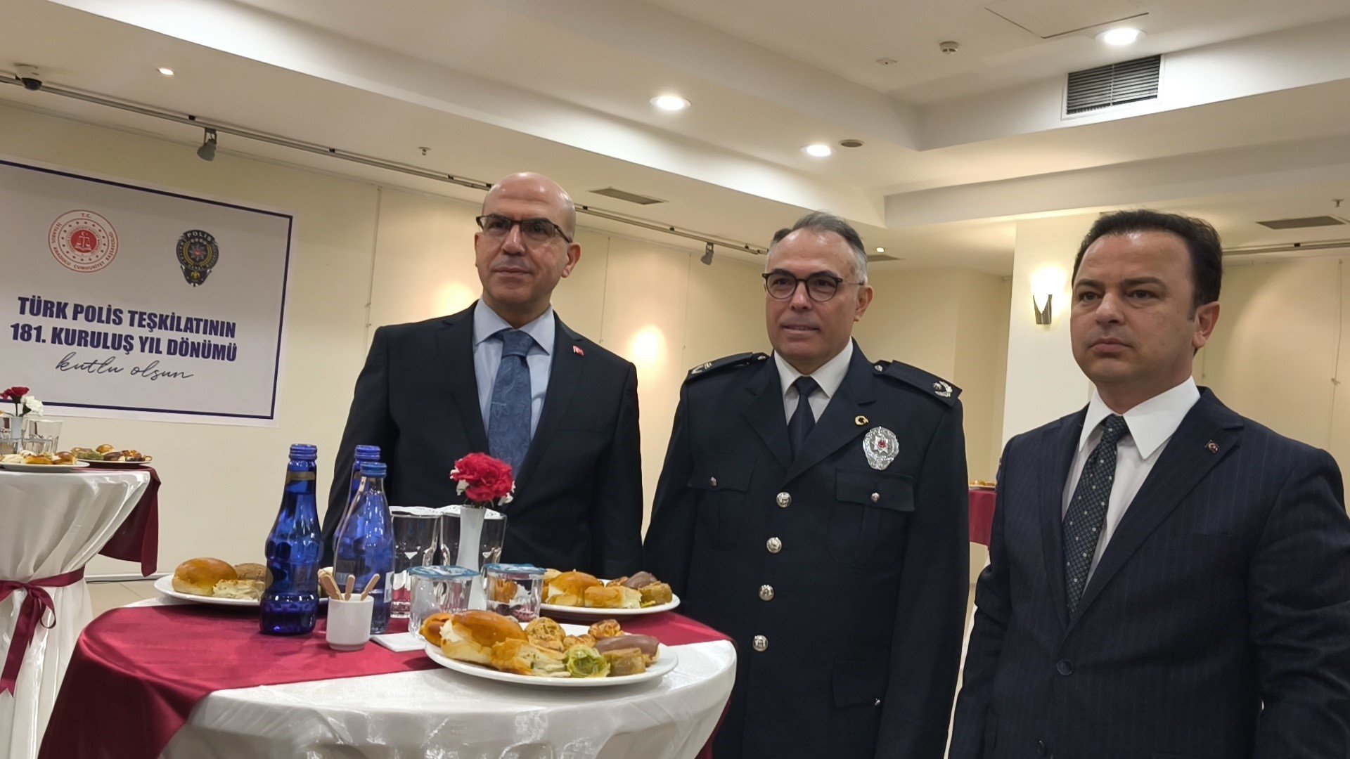 İstanbul Anadolu Başsavcısı Mehmet Beşir Güven polisleri ziyaret ediyor