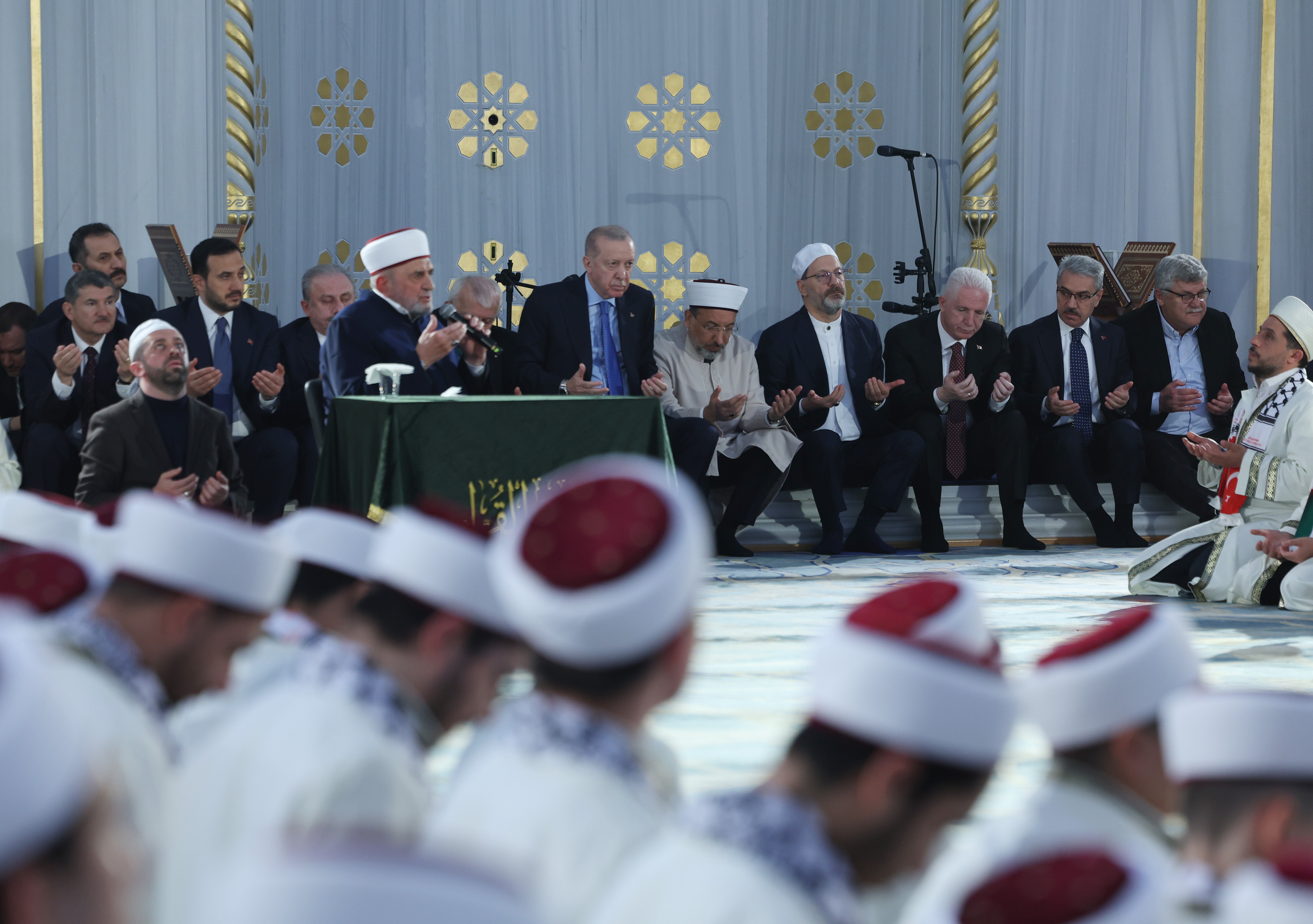 Hafızlara Türkiye ve Filistin bayraklı atkı takılıyor