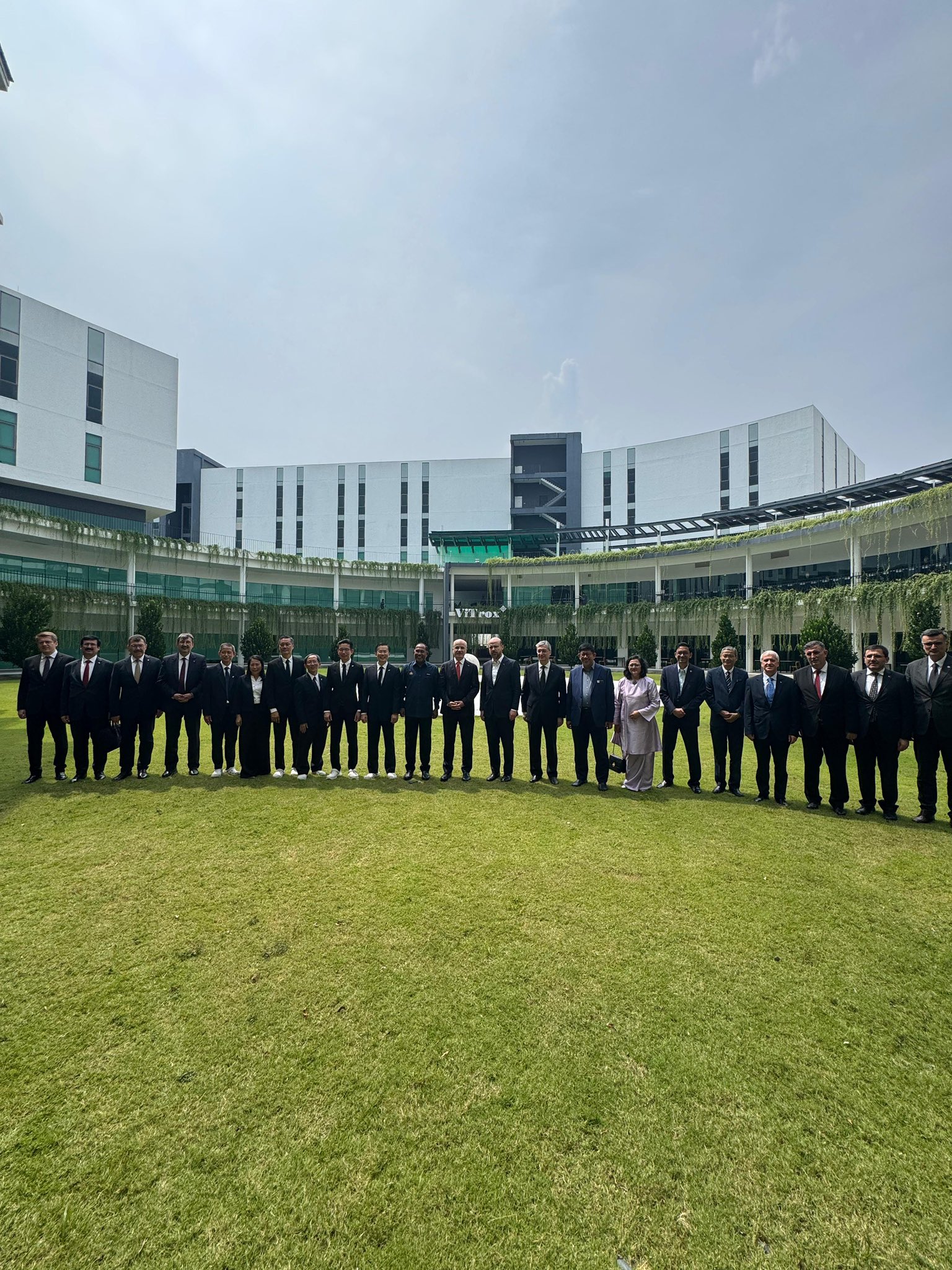 Malezyalı öğrenciler Türkiye YÖK Başkanı Özvar