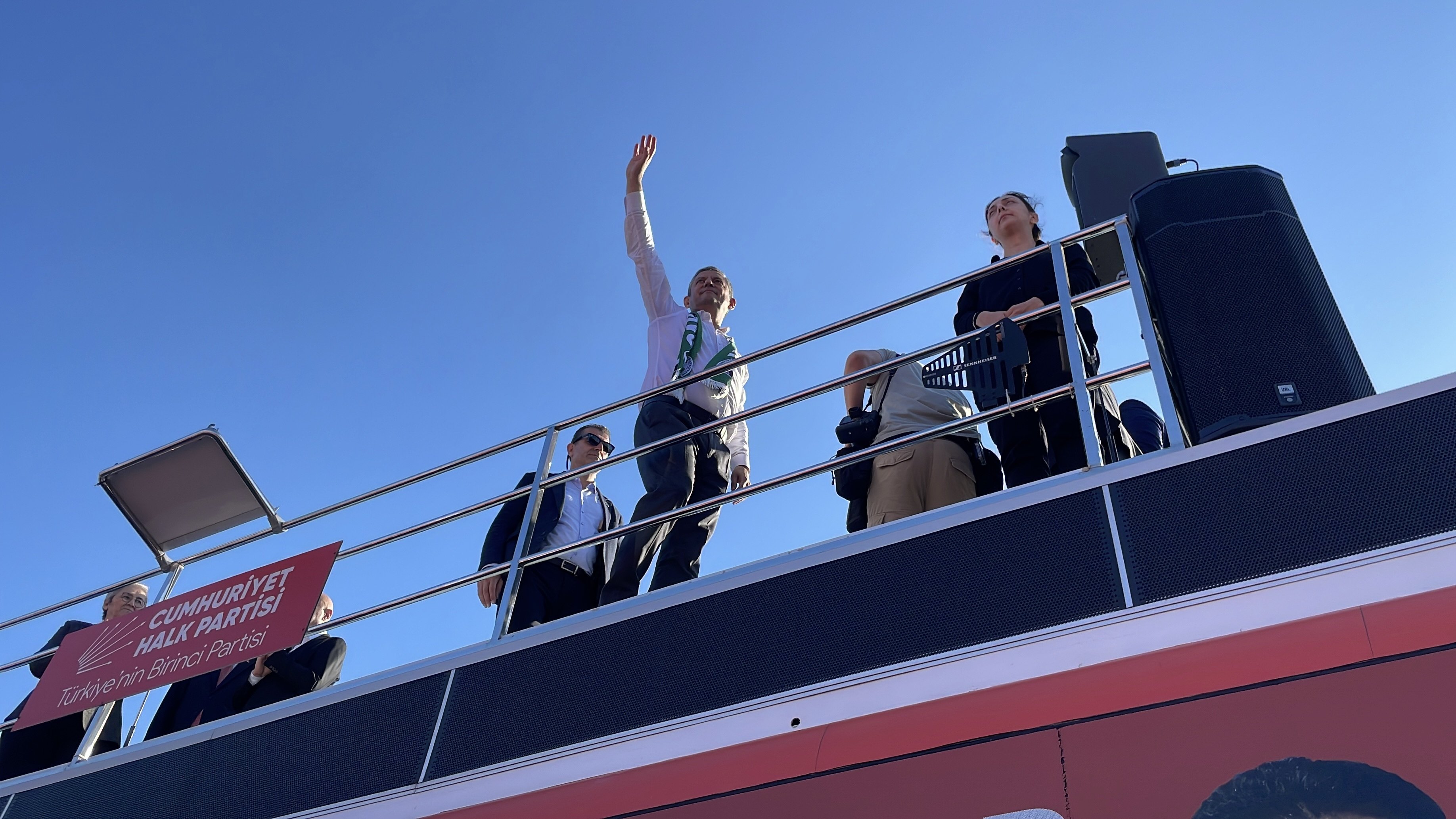 Özgür Özel, şehit aileleri tarafından yoğun ilgiyle karşılandı