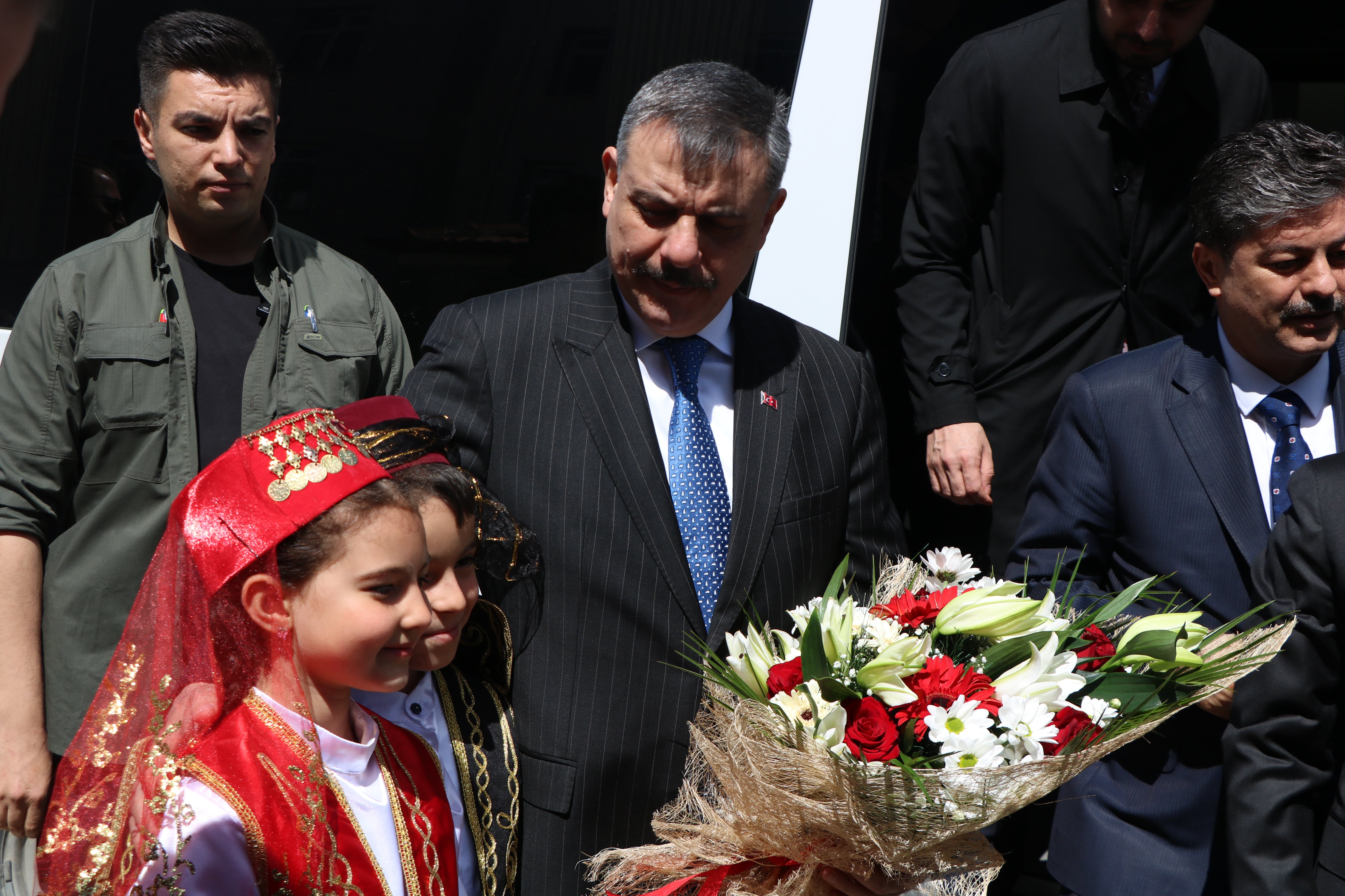 Bakan Çiftçi Kaman Belediyesi önünde konuşma yapıyor