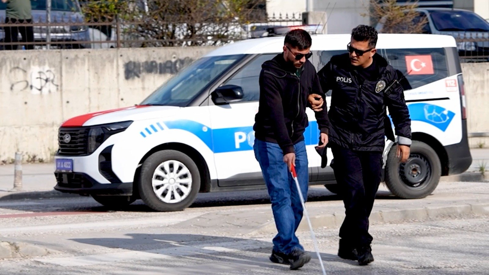 Polis memuru öğrenciyi sınav yerine bırakırken