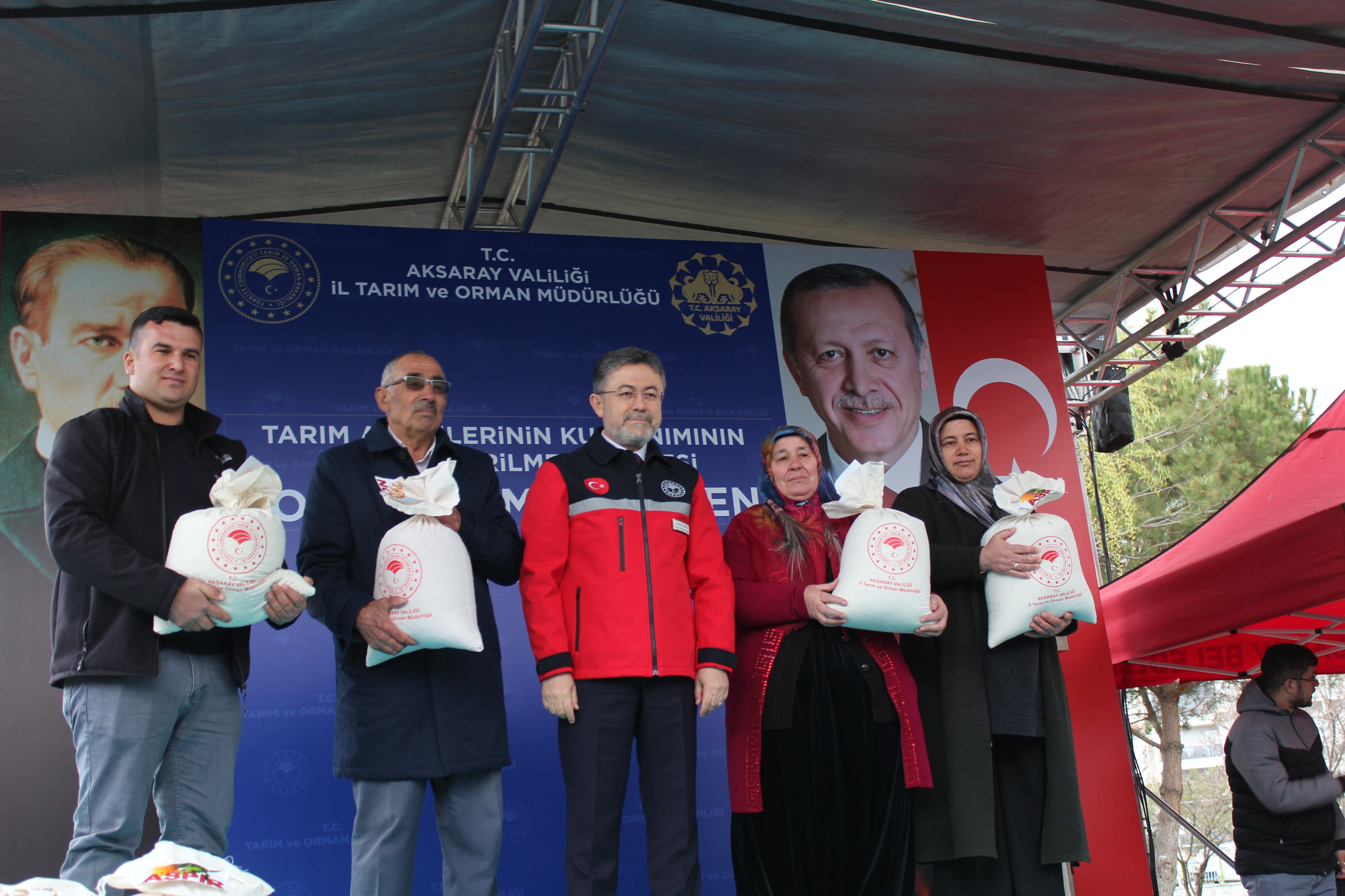 Bakan Yumaklı çiftçilerle sohbet ediyor