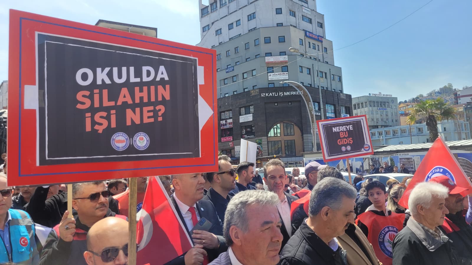 Eğitim-Bir-Sen Zonguldak Şube Başkanı Kamuran Aşkar basın açıklaması