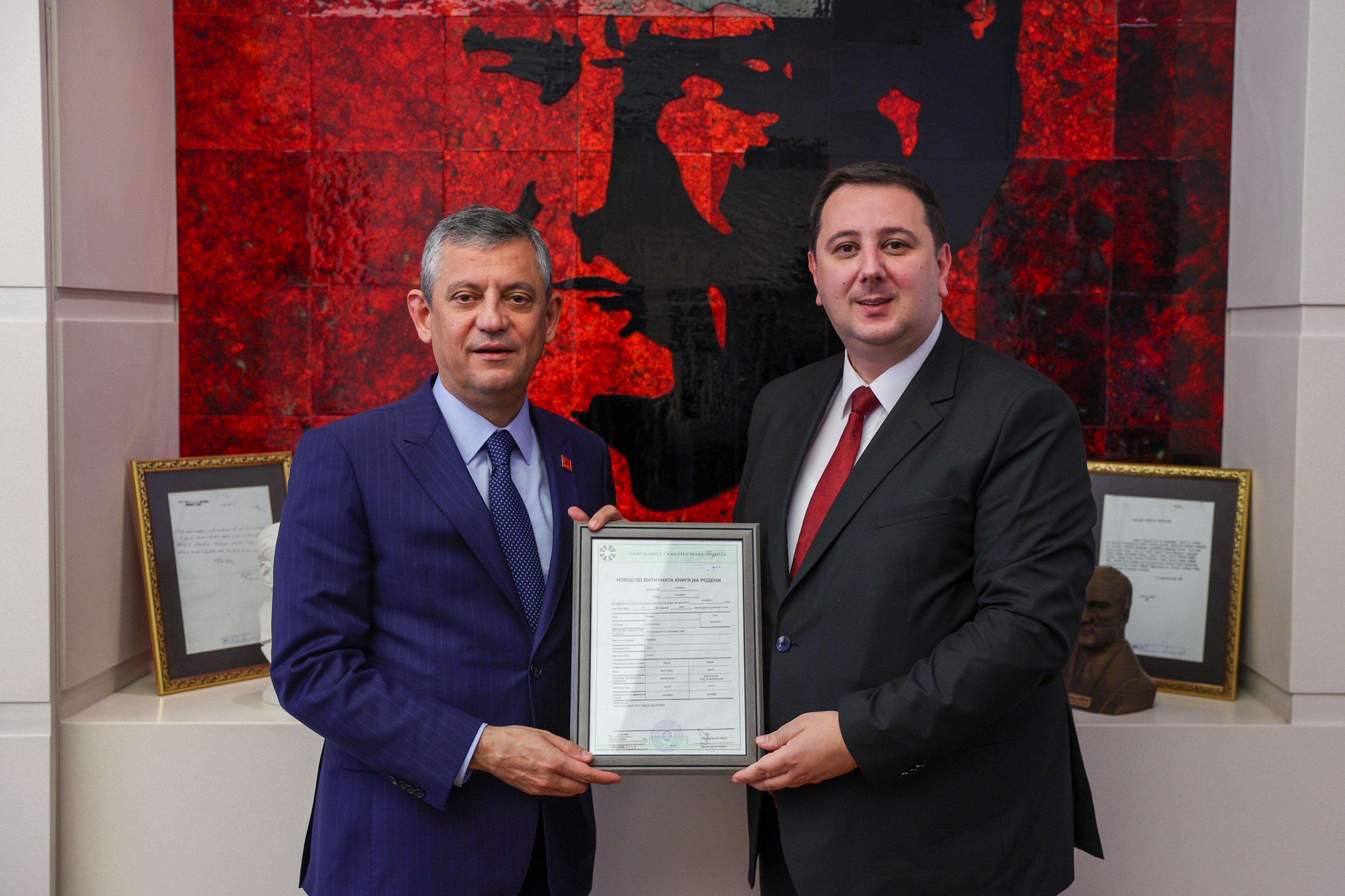 Özgür Özel hediye kabul