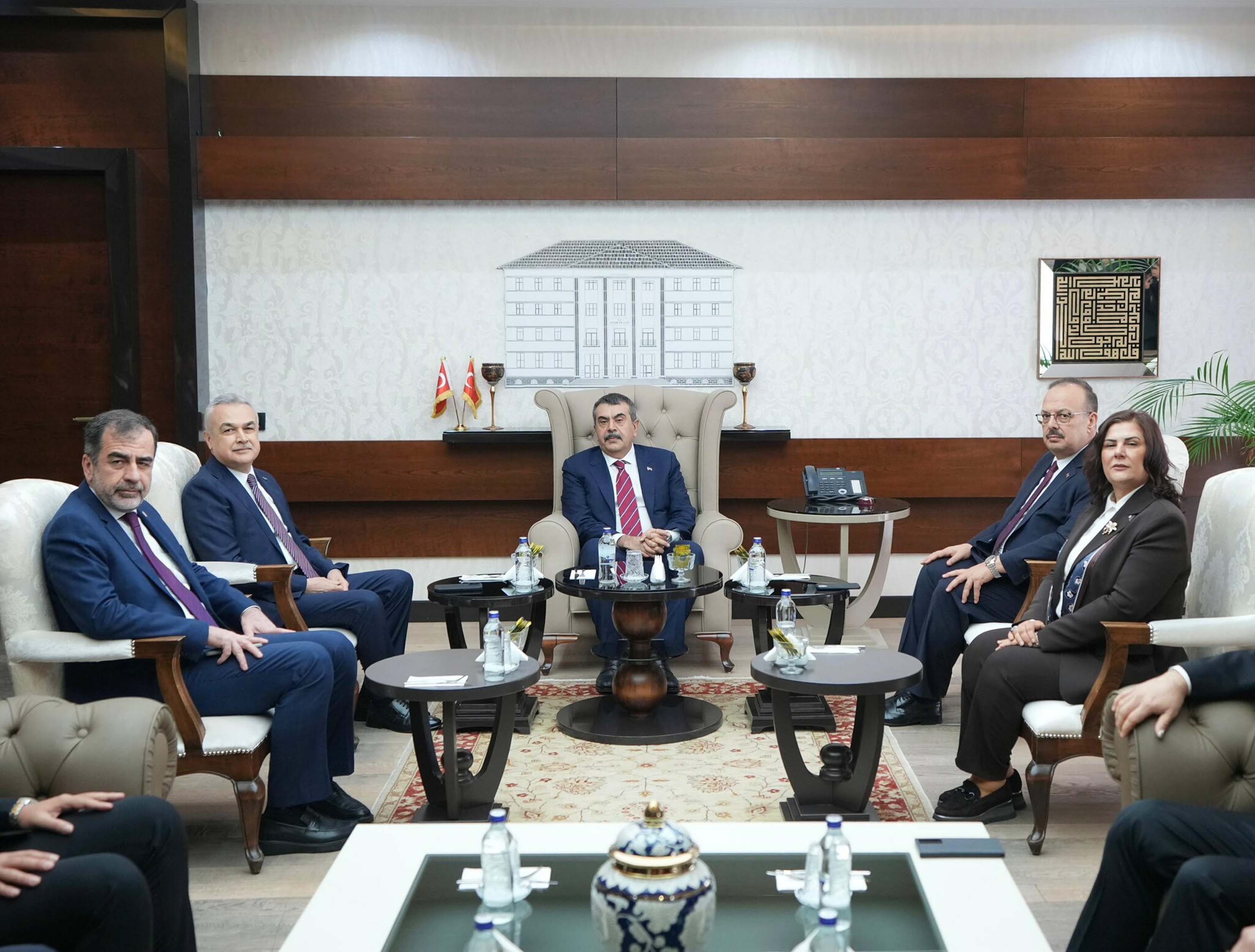 Bakan Tekin basın mensuplarına açıklama yapıyor