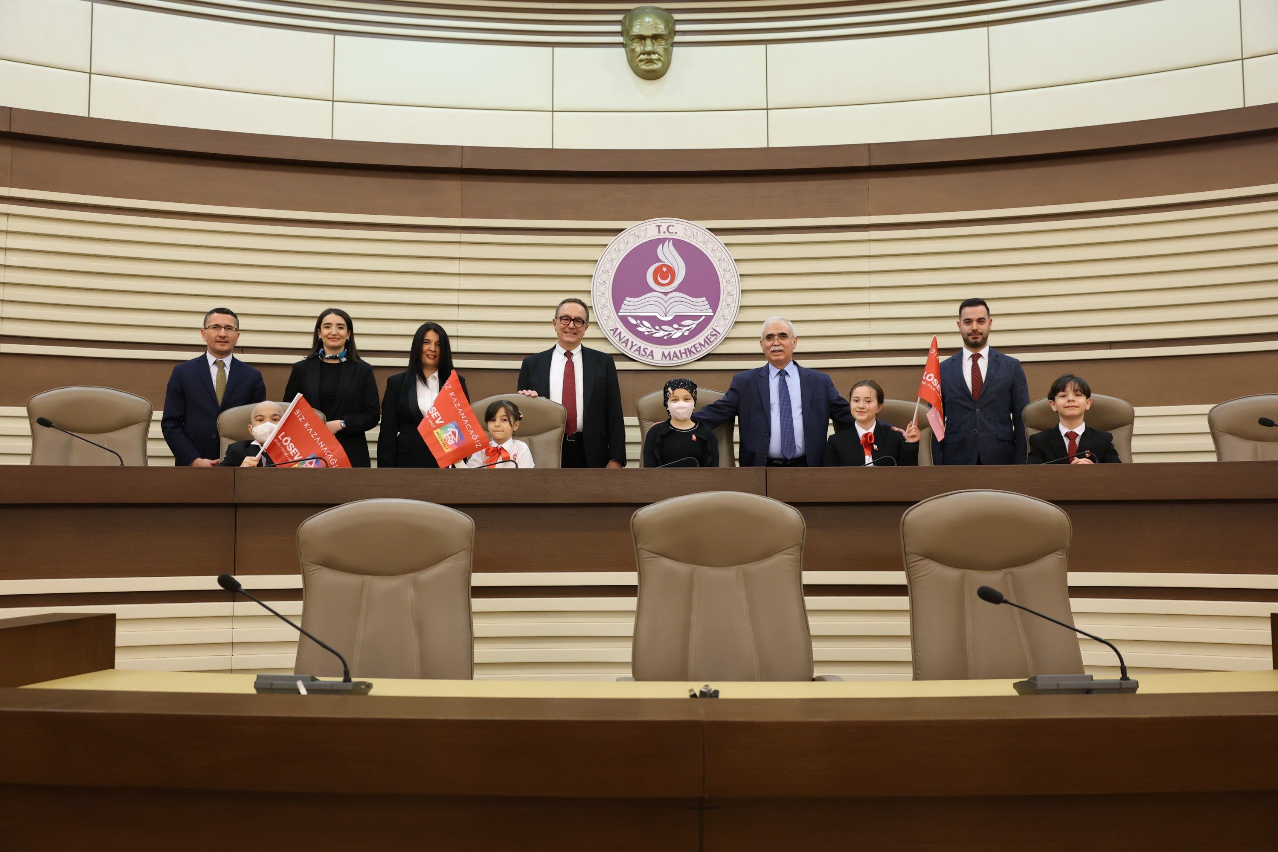 LÖSEV Başkanı Üstün Ezer konuşma yapıyor