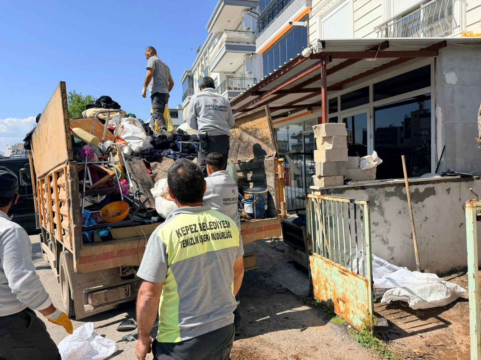 Kepez Belediyesi ekipleri çöp topluyor