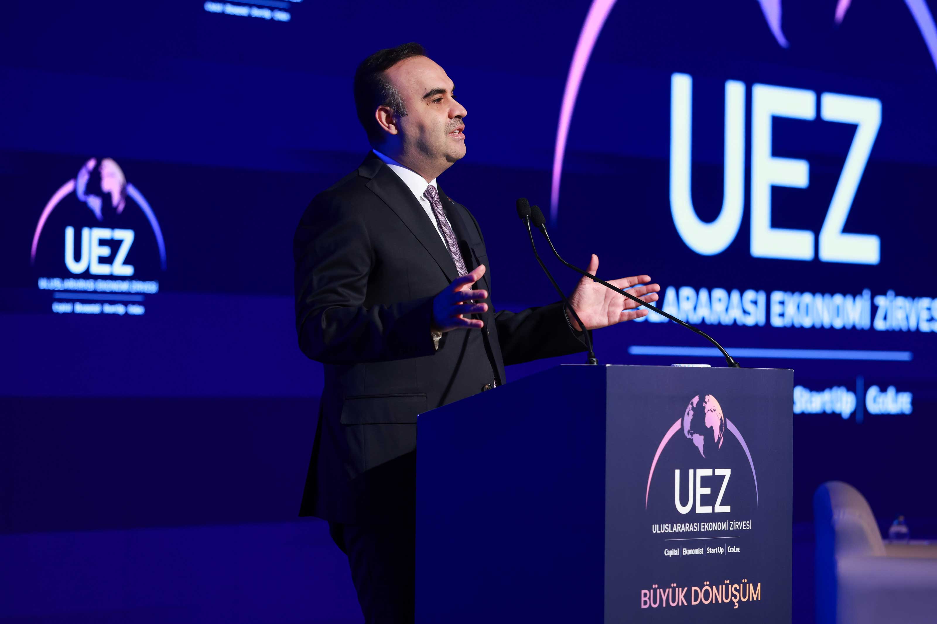 Mehmet Fatih Kacır ekonomi zirvesinde konuşuyor