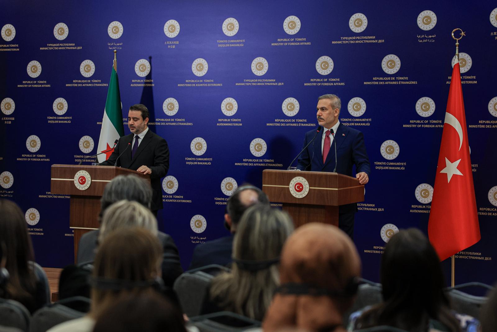 Hakan Fidan ve Esad Hasan Şeybani tokalaşıyor