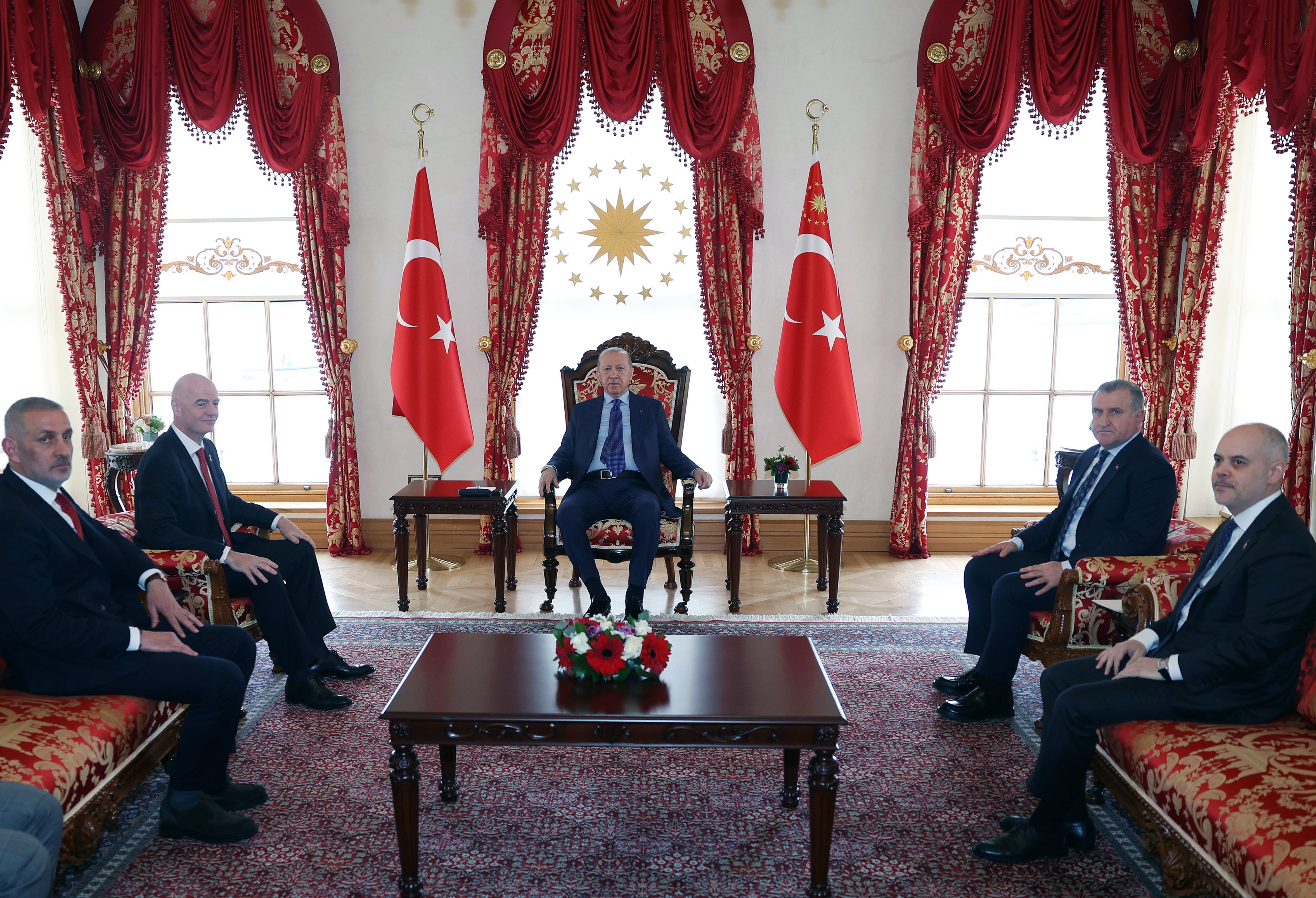 Gençlik ve Spor Bakanı Osman Aşkın Bak görüşmede