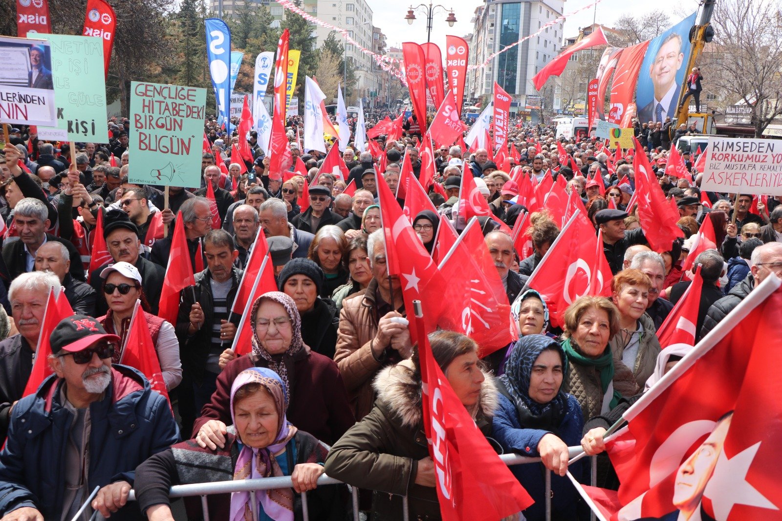 CHP Bayrakları ve Destekçiler
