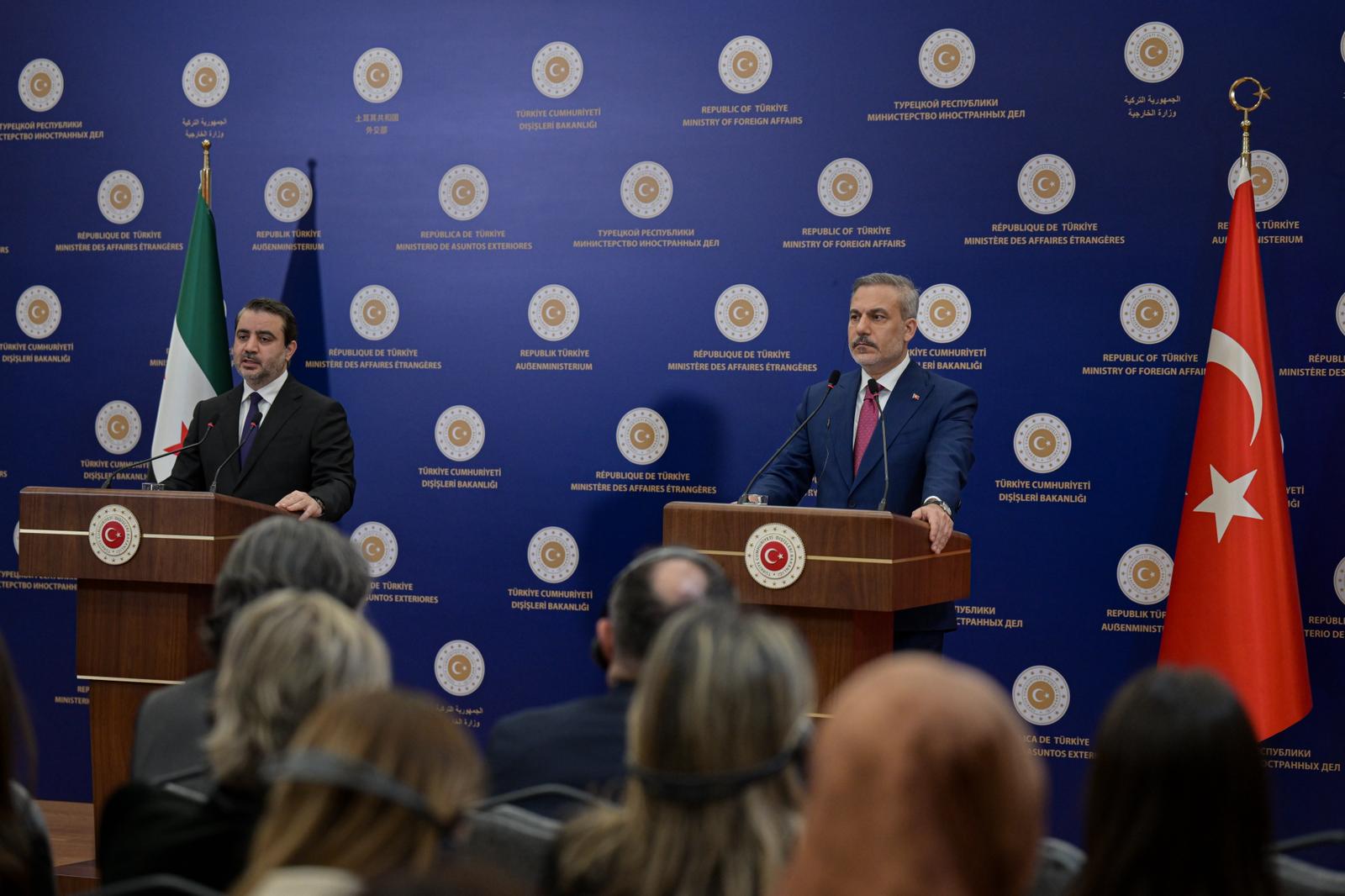 Hakan Fidan basın toplantısında konuşuyor