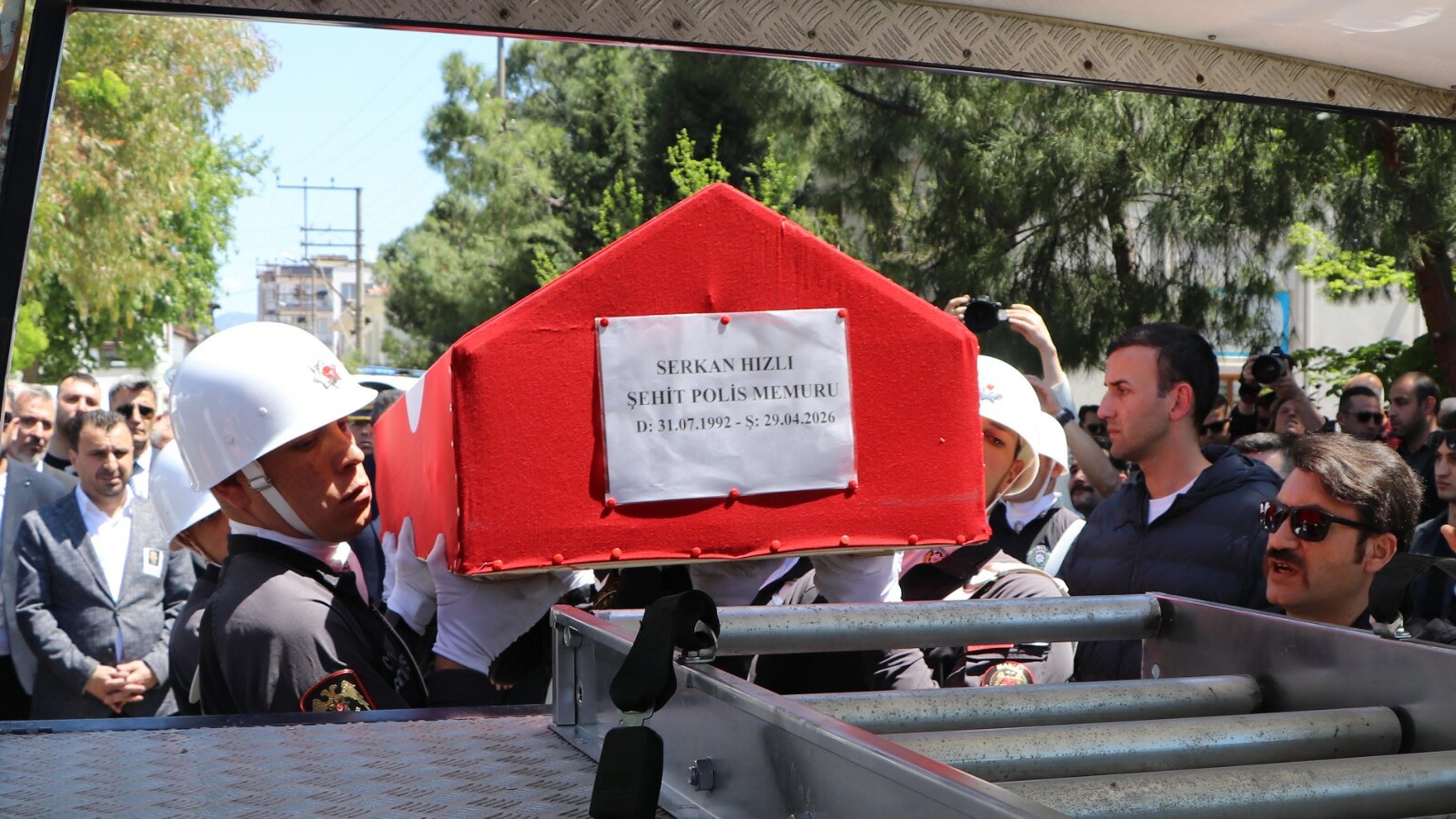 Törenin ardından dua ediliyor