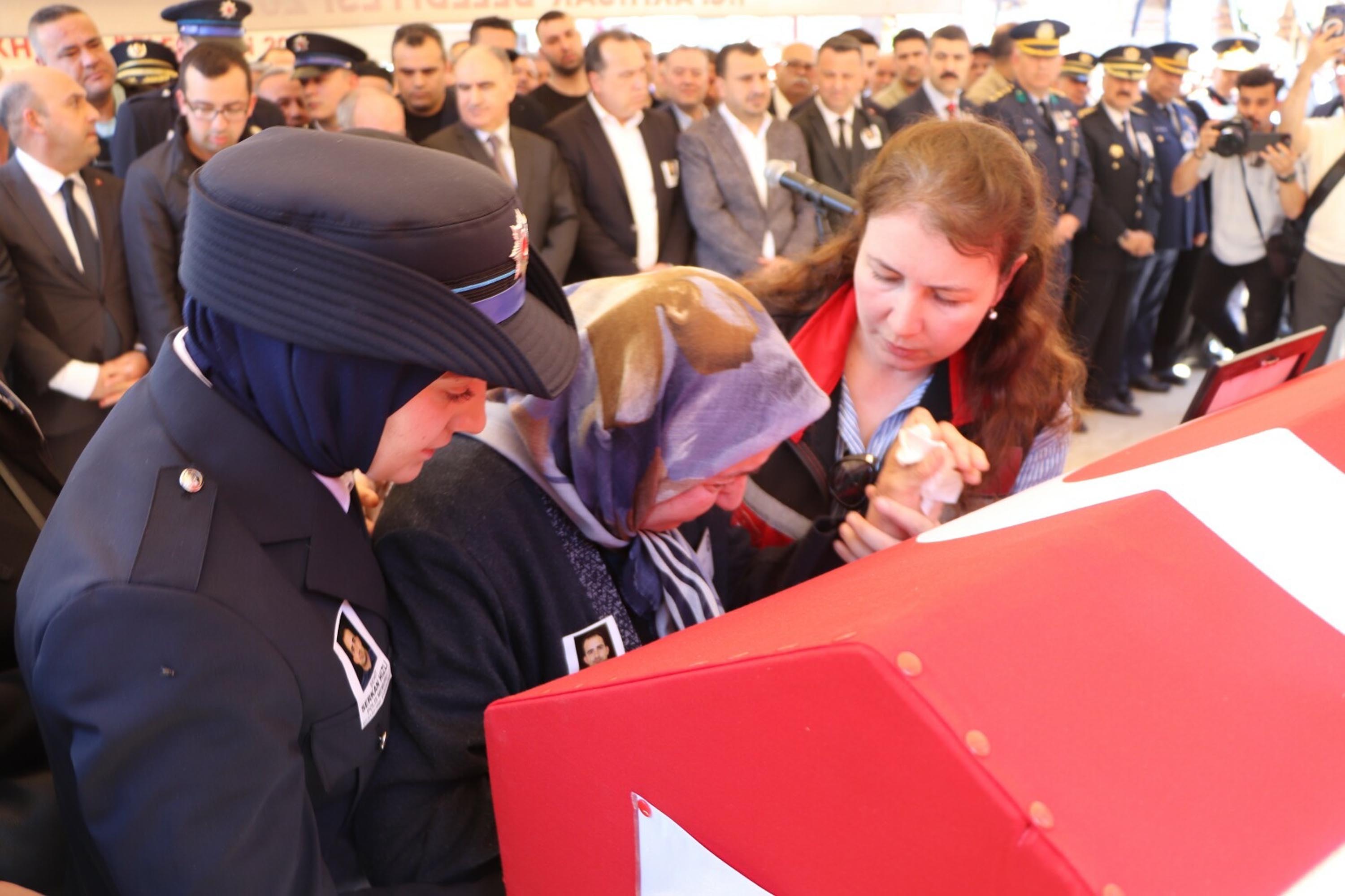 Cenazede duygusal anlar