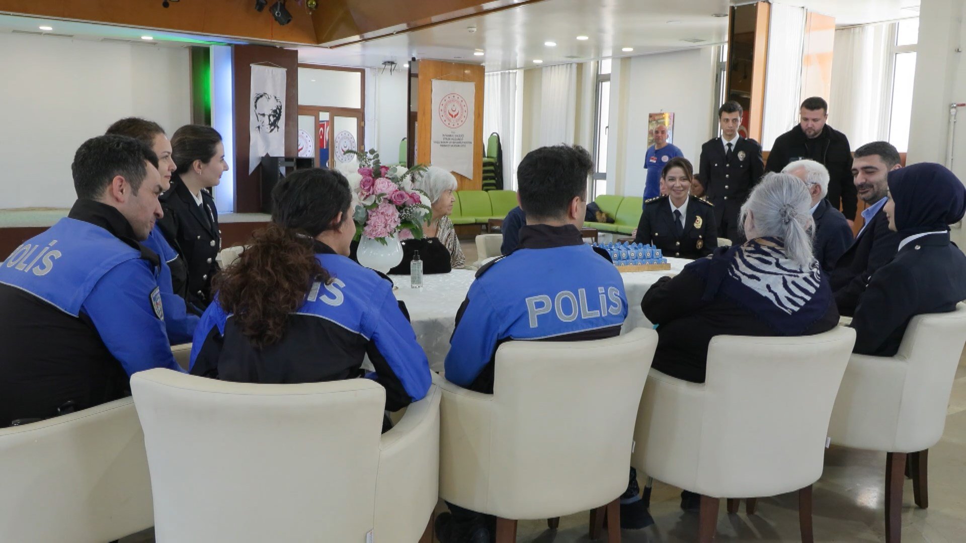 Pınar Yıldız Emekli Polislere Hediye Takdim Ediyor