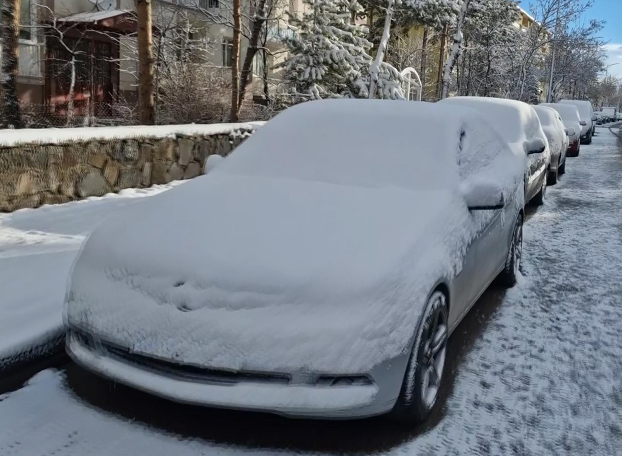 Kars kar altında araçlar