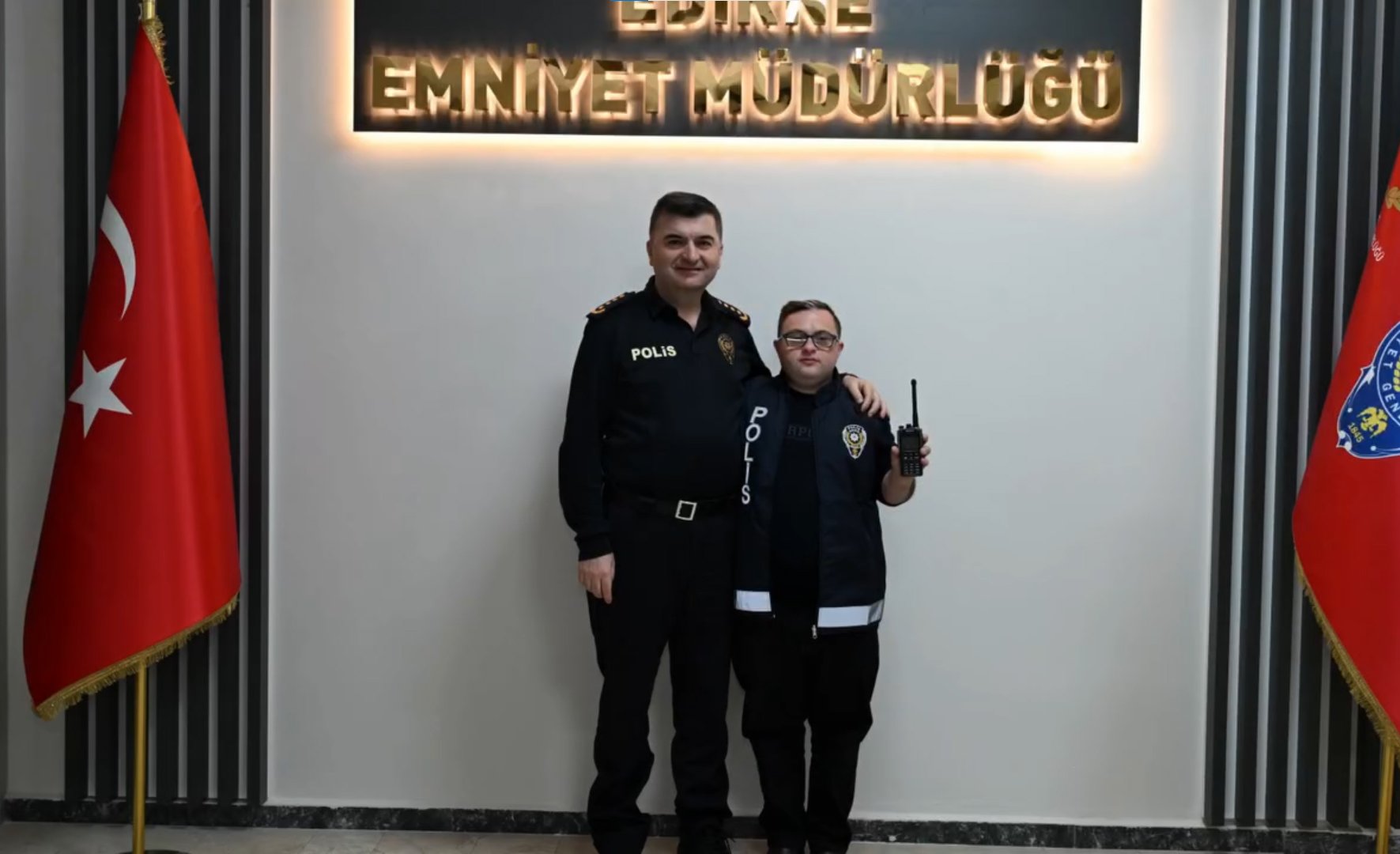 Uğur Sarıoğlu ve babası Nihat Sarıoğlu hatıra fotoğrafı