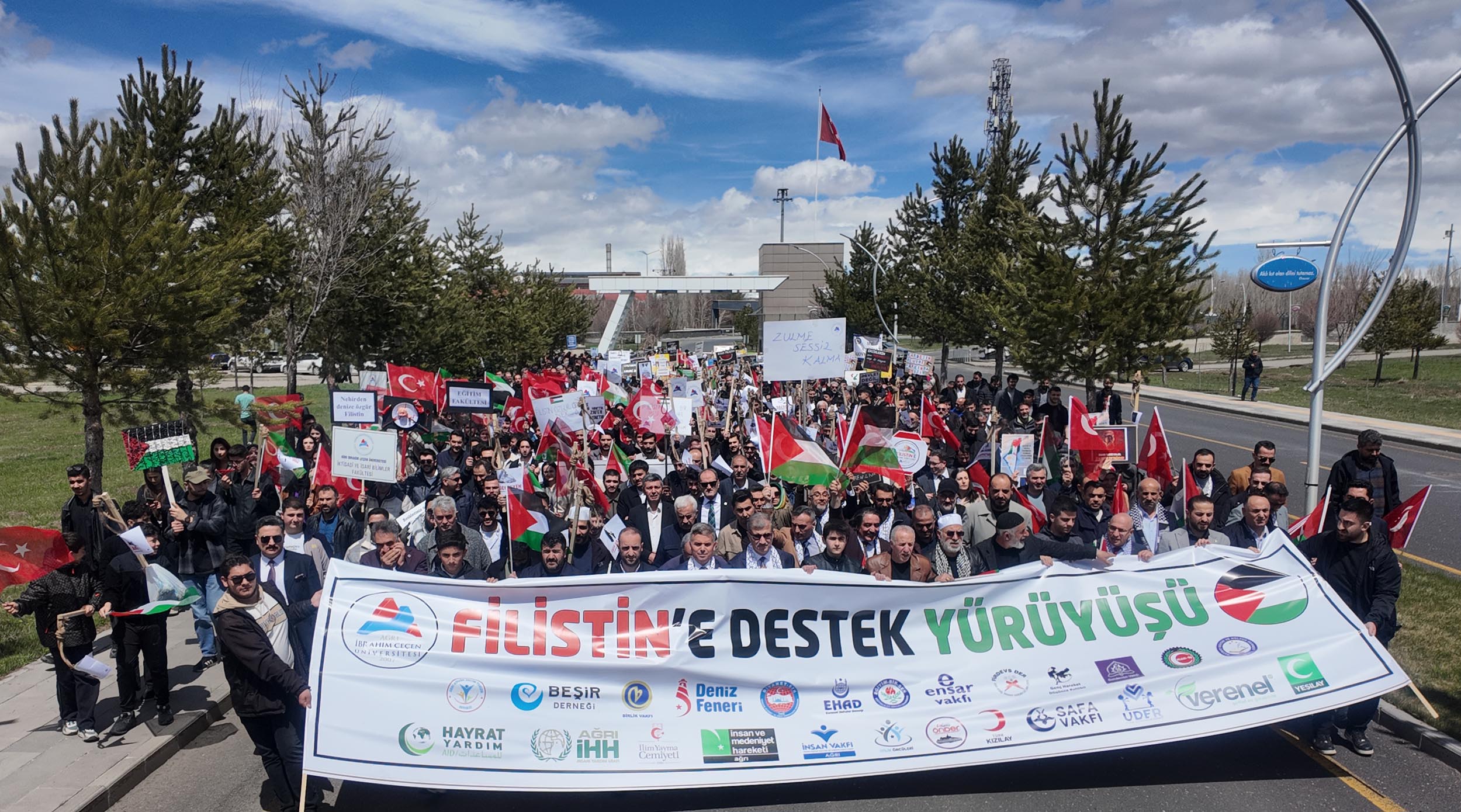AİÇÜ protestosu kalabalık görüntü