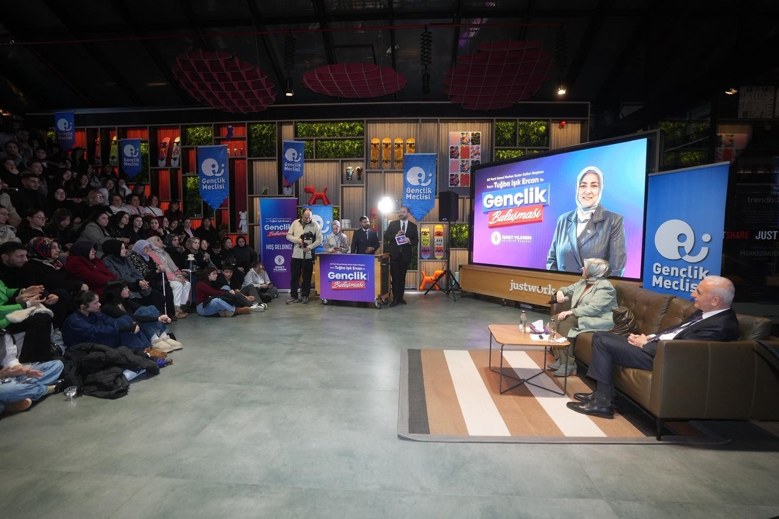 Tuğba Işık Ercan ve İsmet Yıldırım ebru yapıyor