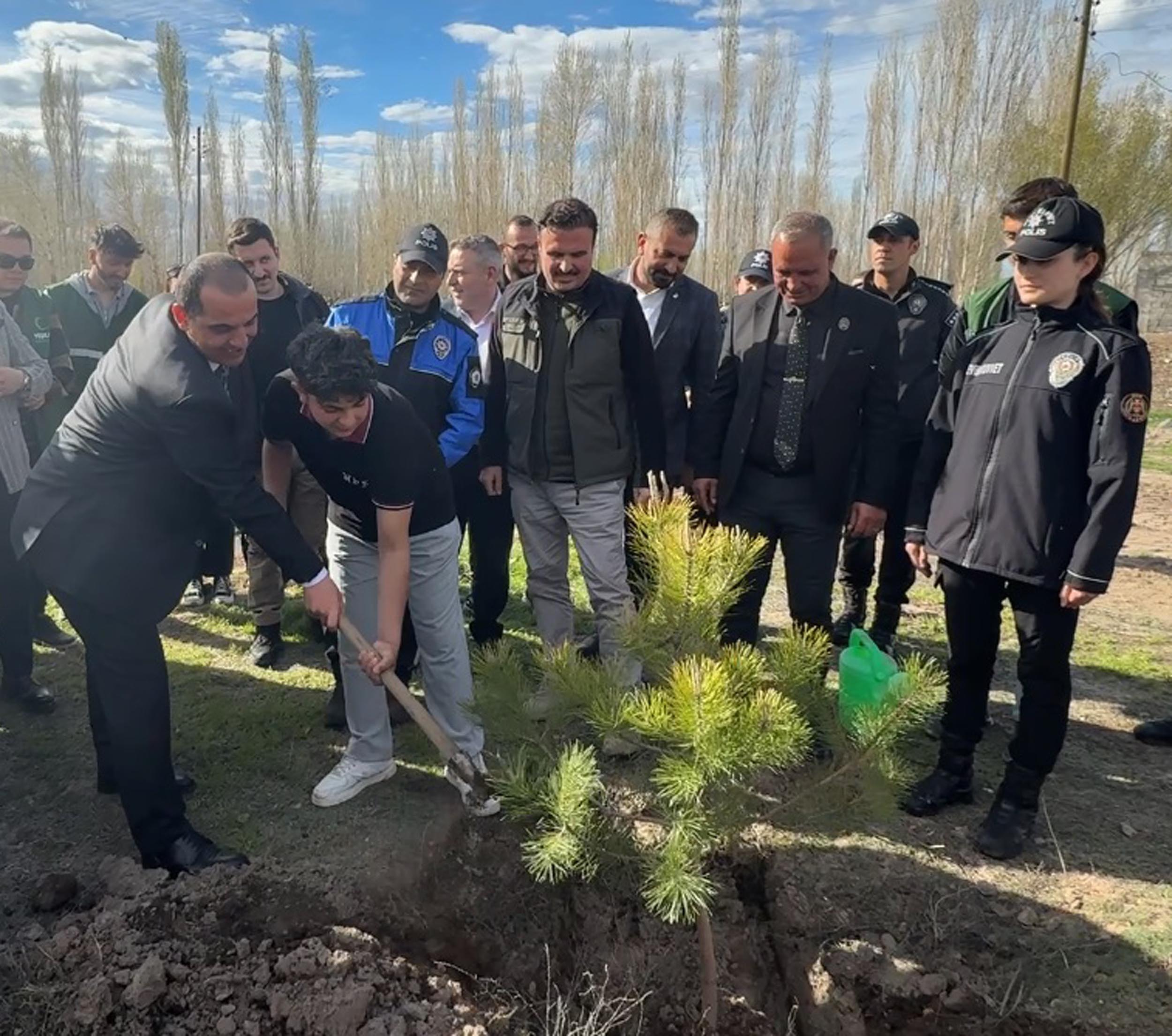 Vali Taşolar ve liseli Muhammed fidan dikimi