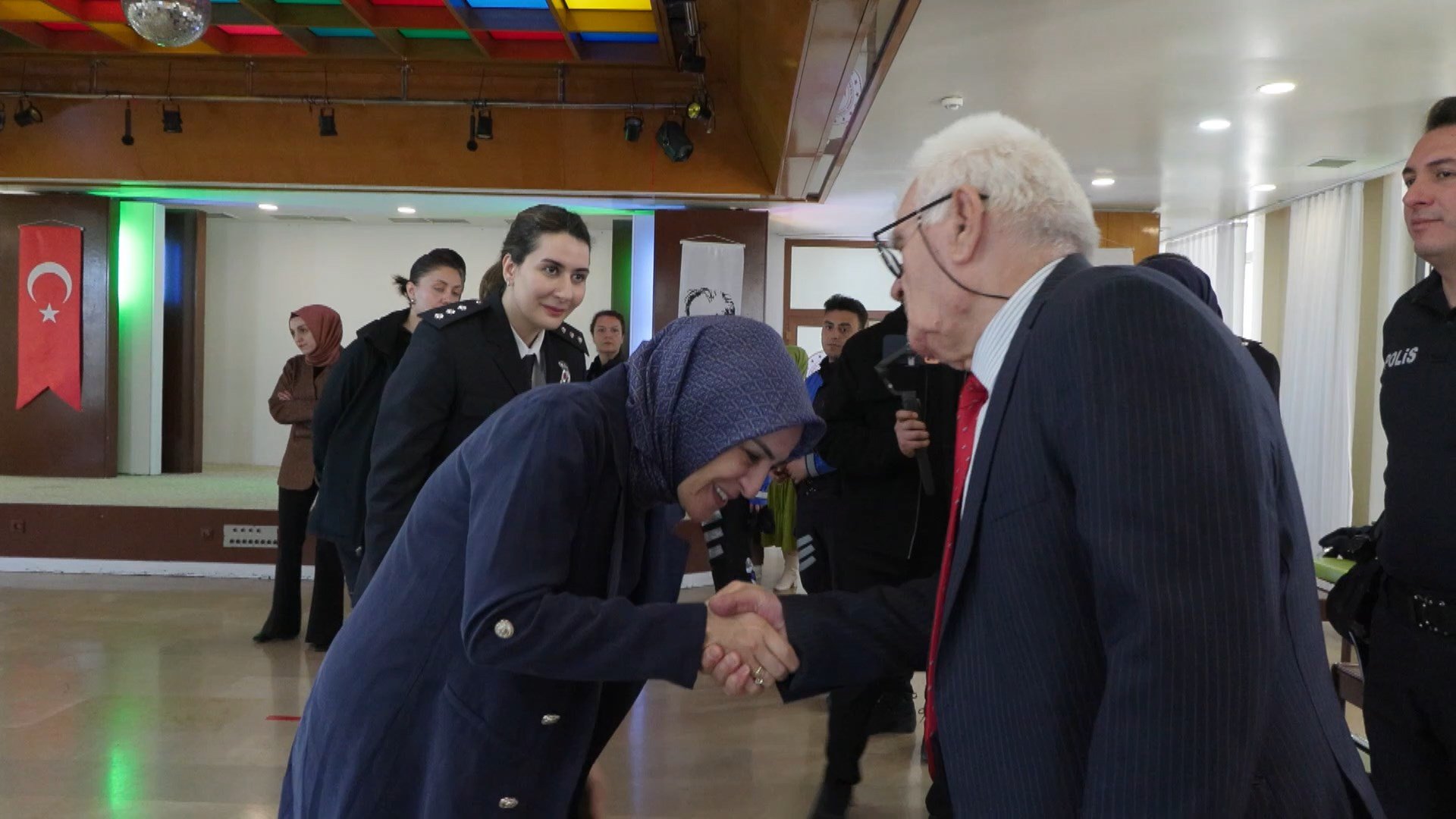 Emekli Polislere Hediye Veriliyor