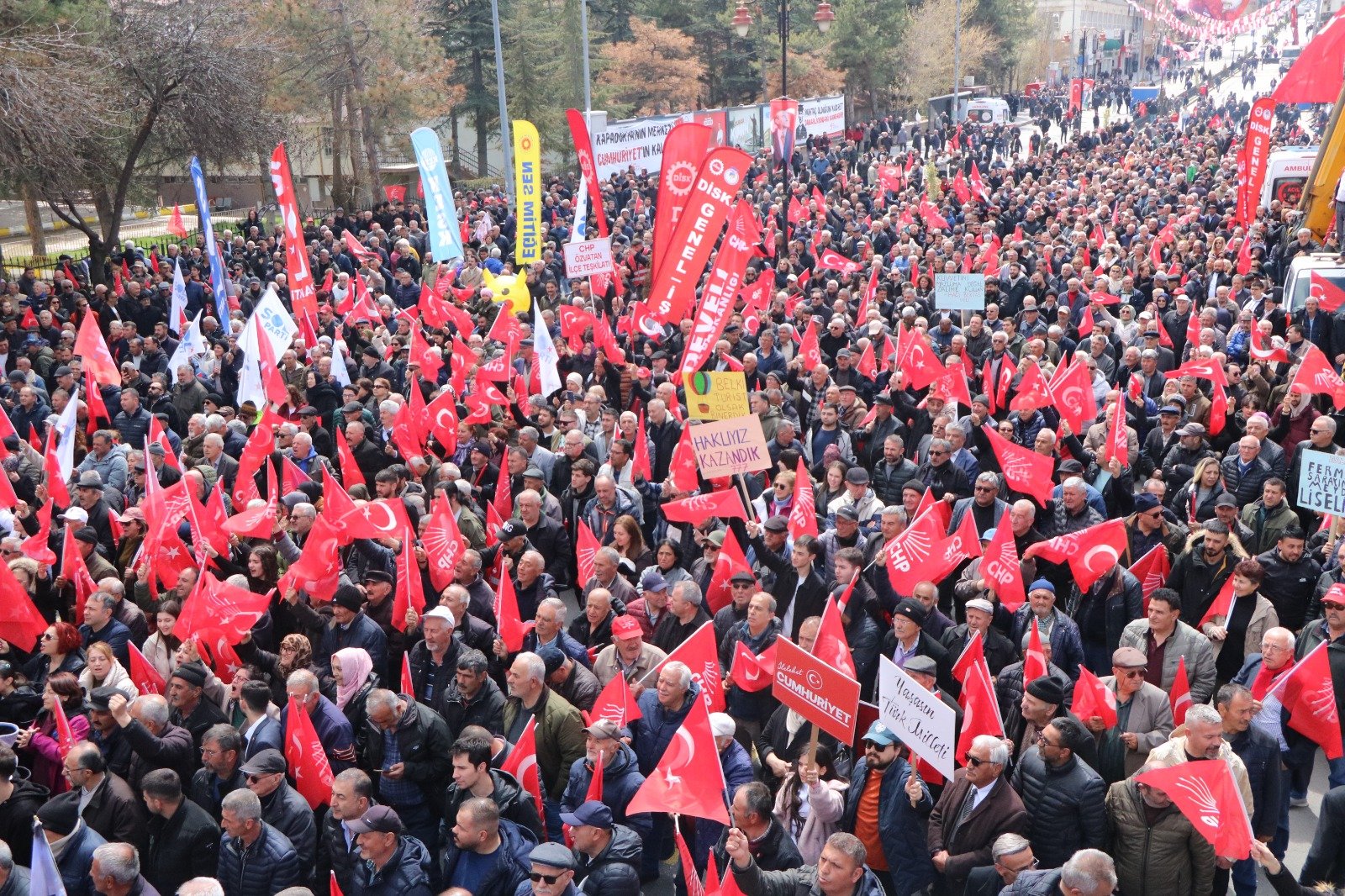 Özgür Özel ve Kalabalık