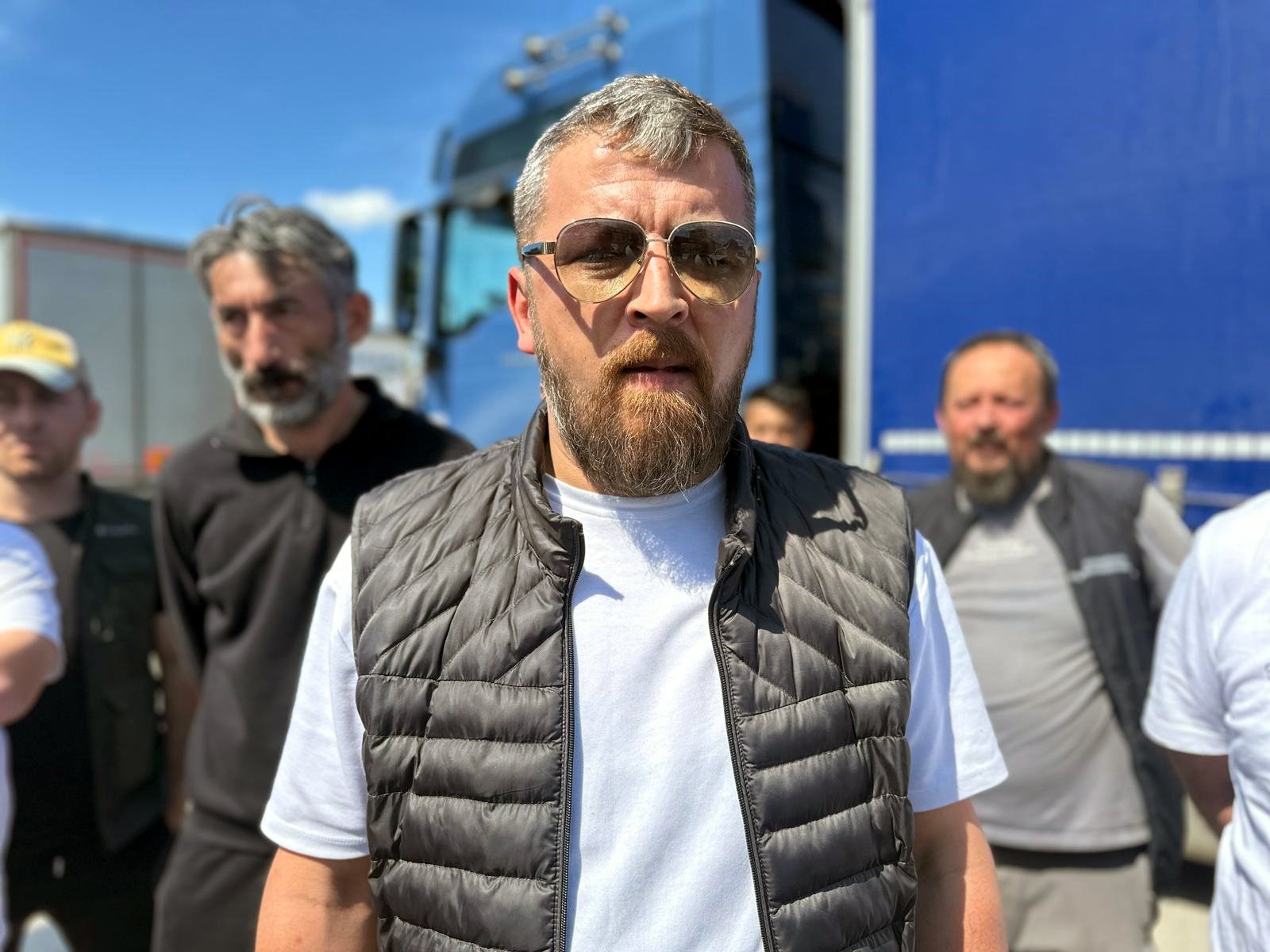 TIR şoförü Sedat Demirören açıklama yapıyor