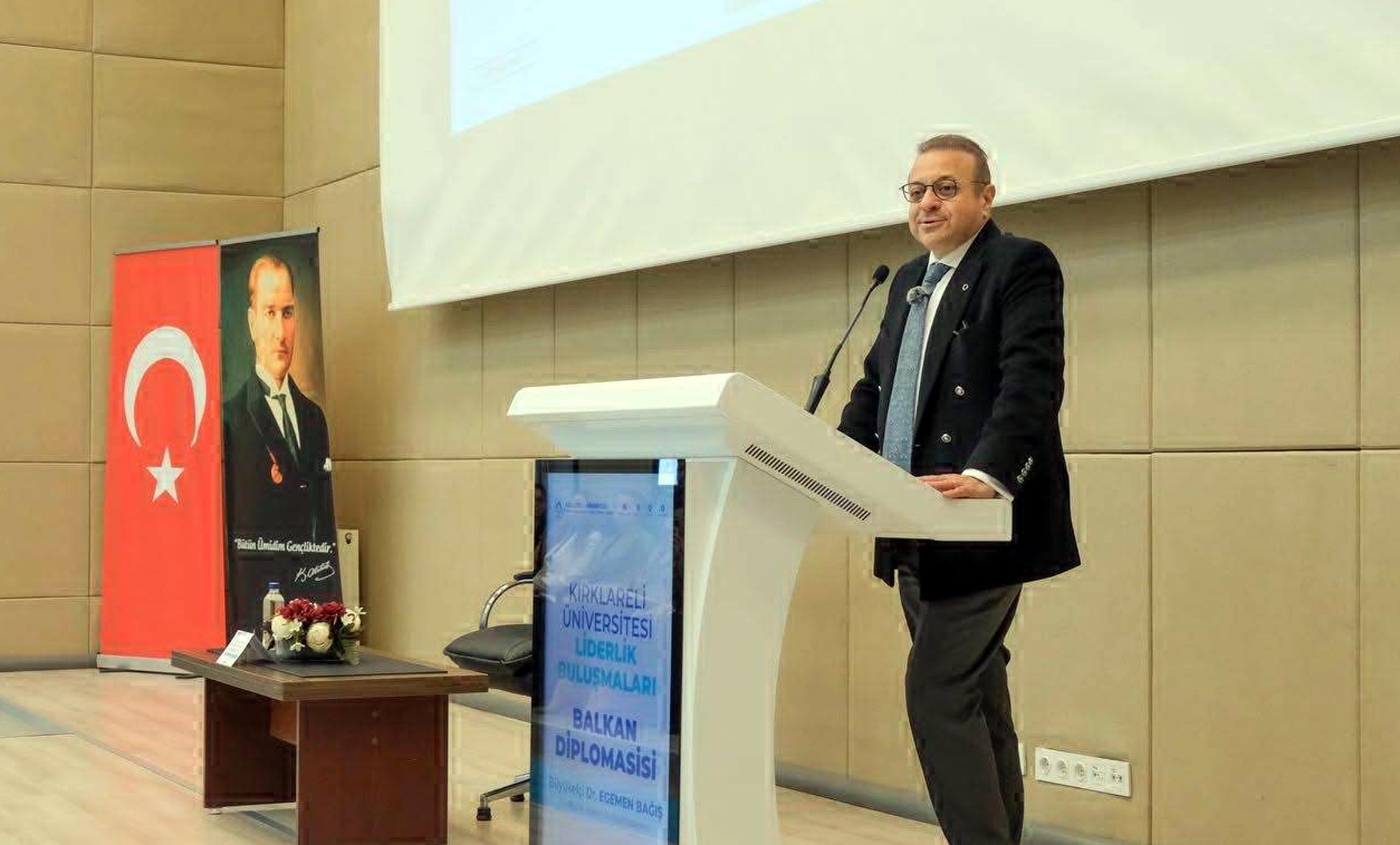 Egemen Bağış öğrencilerle