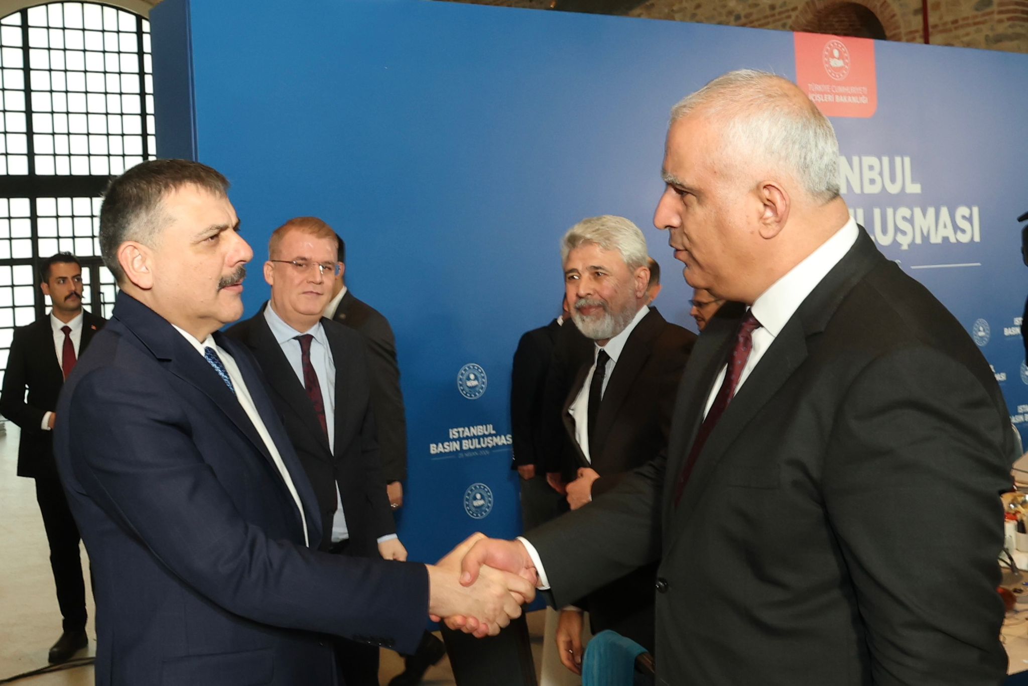 İçişleri Bakanı Mustafa Çiftçi gazetecilerle bir arada