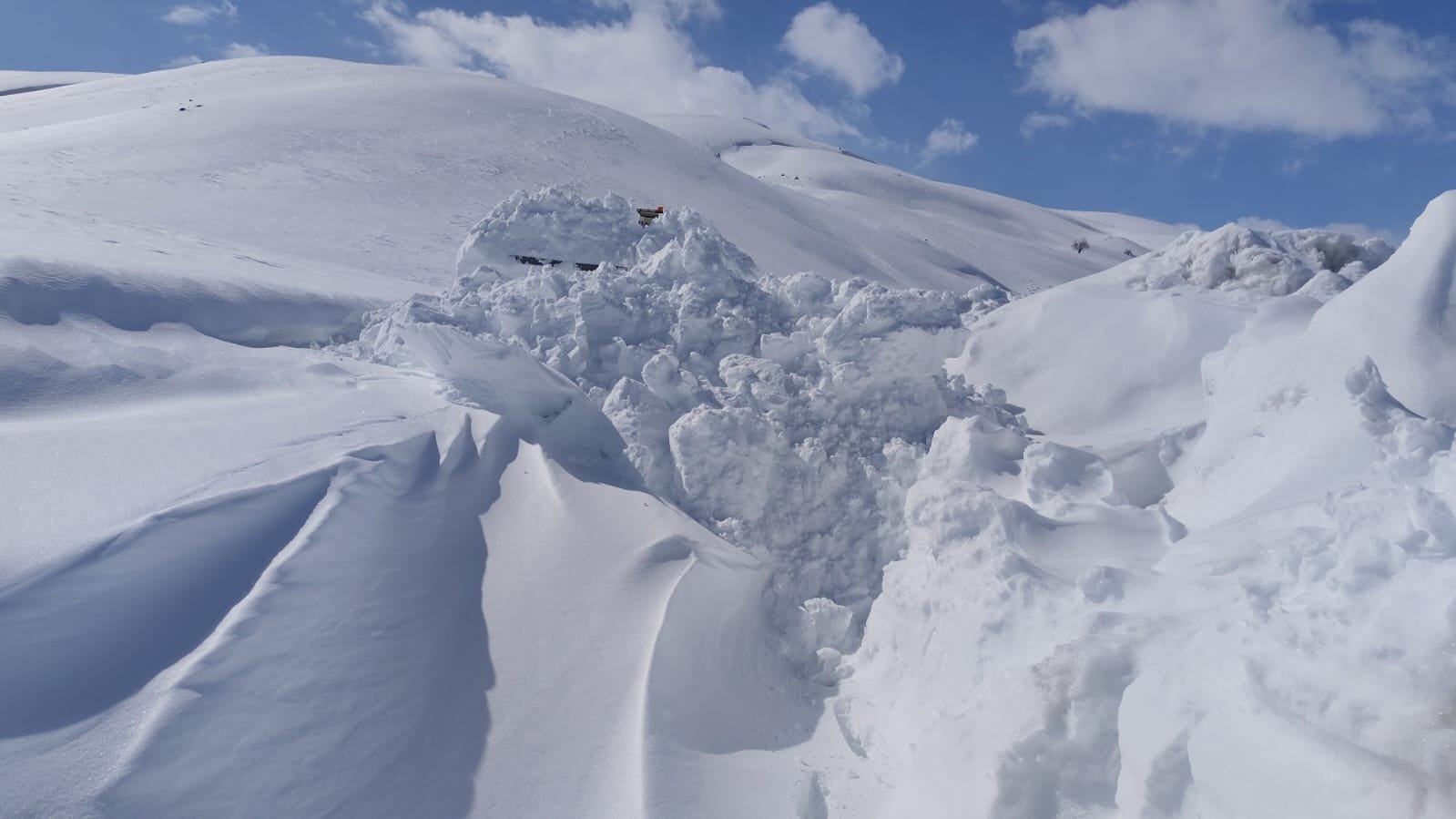 Van Başkale kar mücadelesi iş makinesi