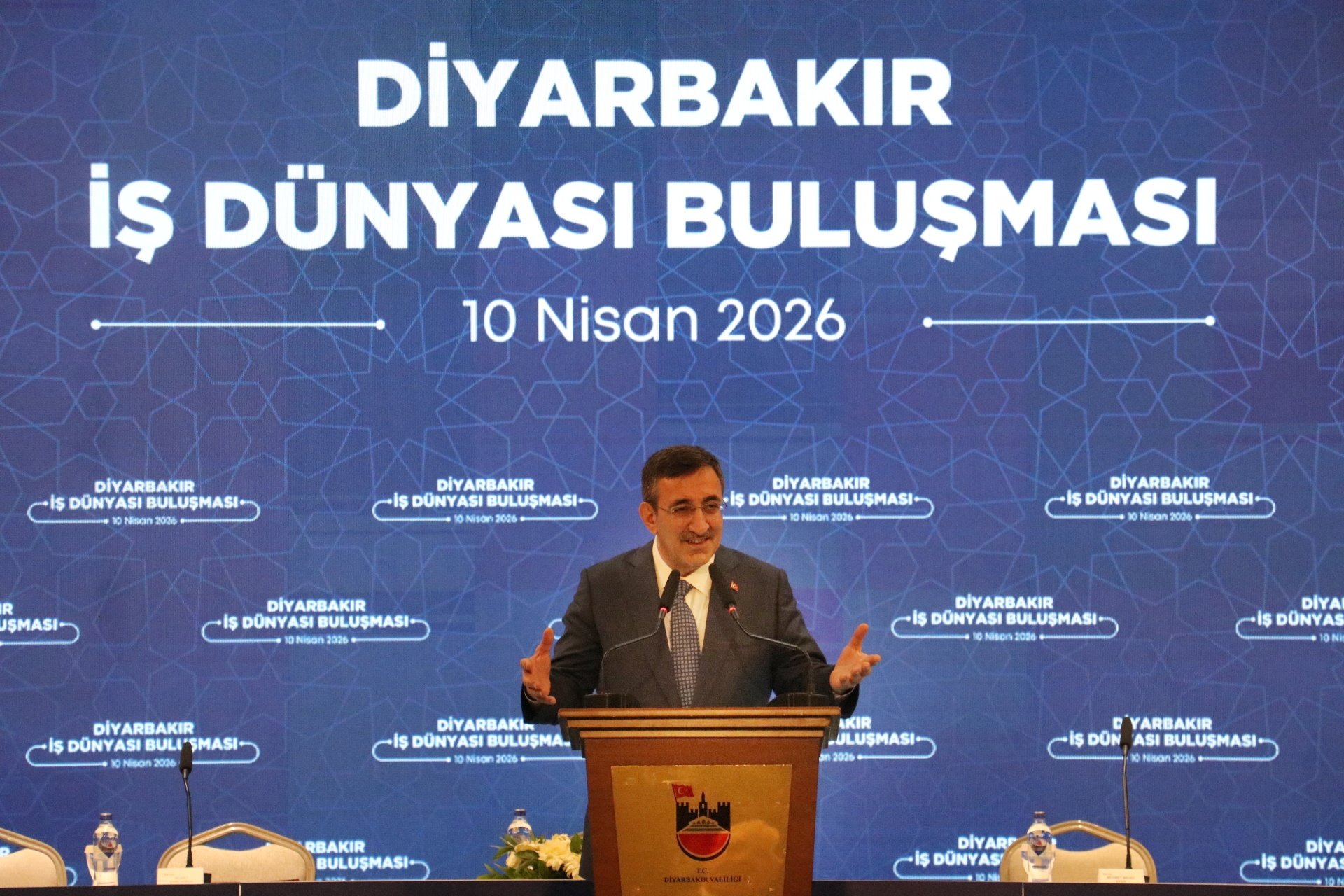 Cevdet Yılmaz konuşma yapıyor