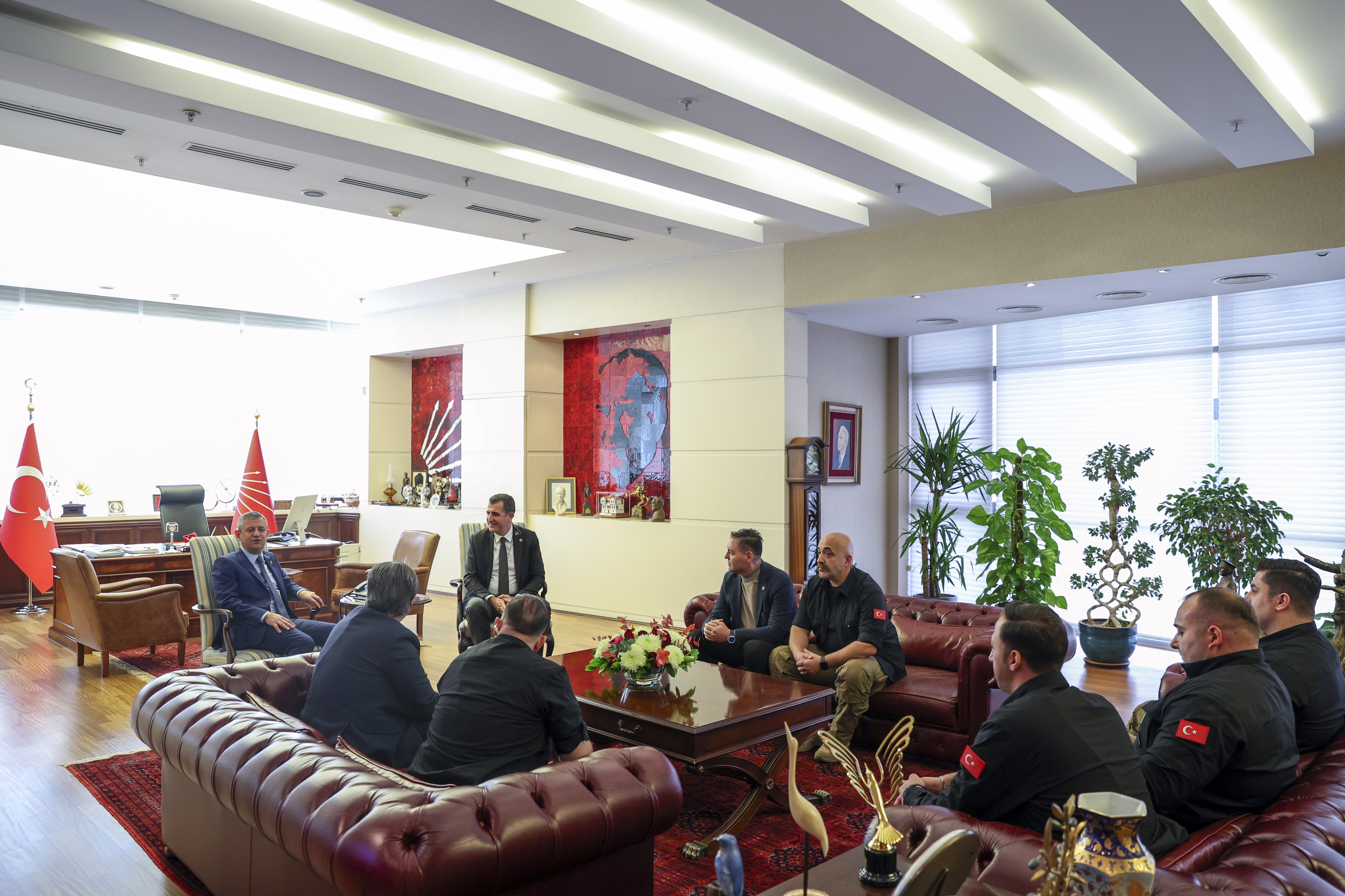 Özgür Özel polis tebriği