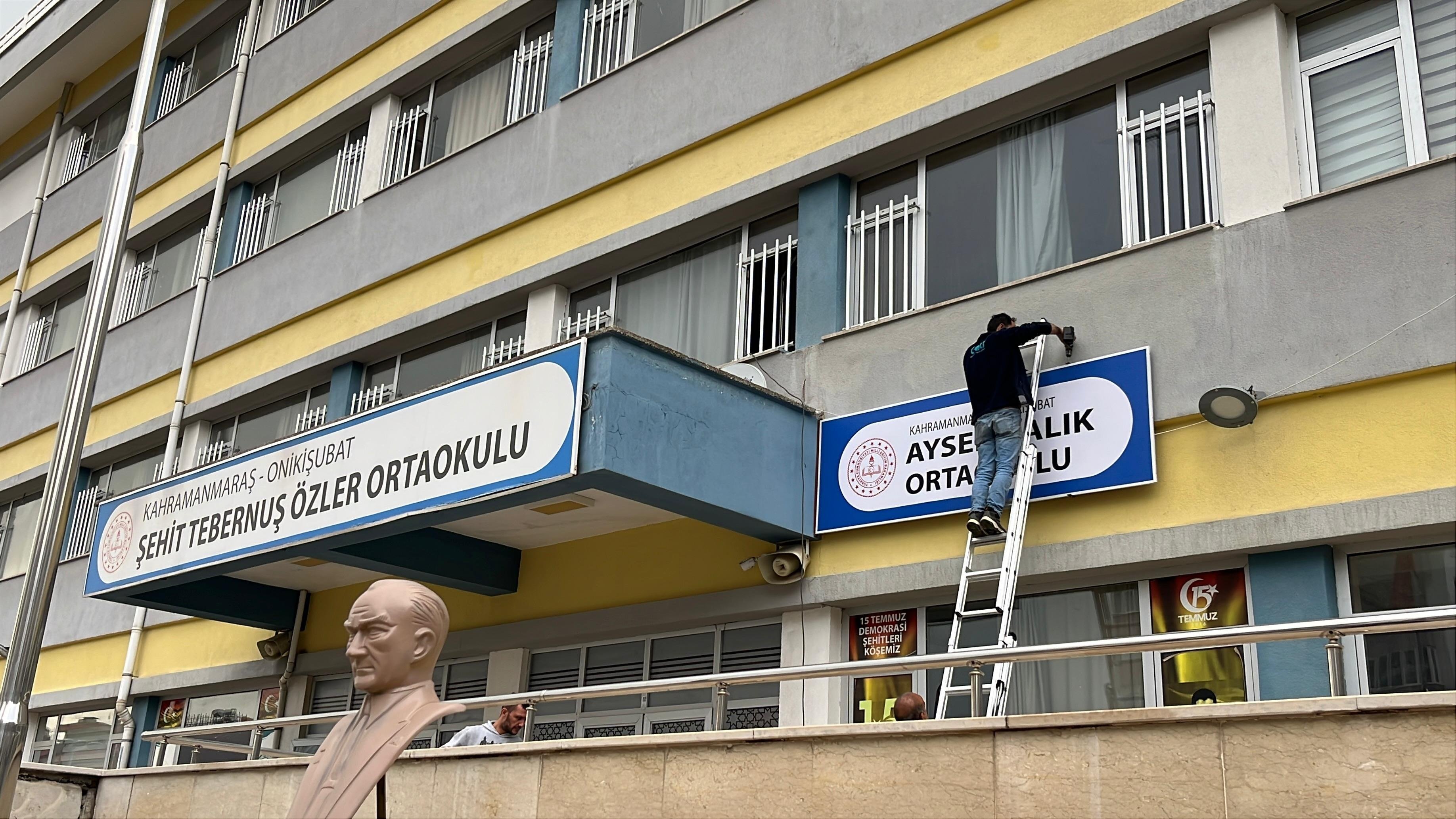 Ayser Çalık Ortaokulu tabelası yeni binaya asılıyor