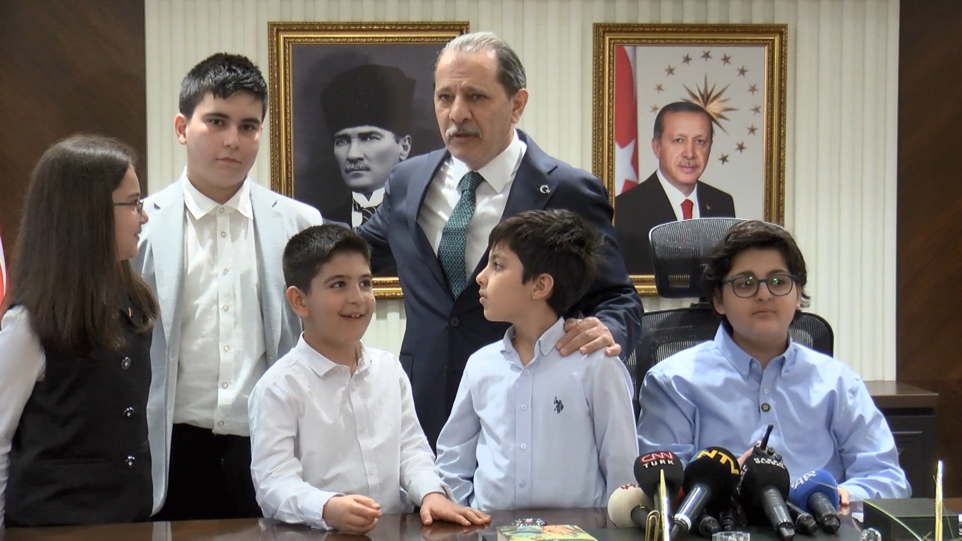 İstanbul Emniyet Müdürü Selami Yıldız çocuklarla birlikte